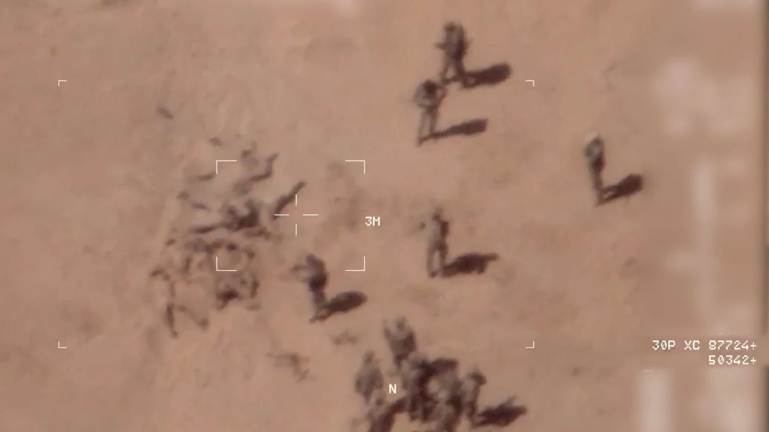 Ein Screenshot des Videos, das Söldner der Wagner-Gruppe an dem Massengrab zeigen soll