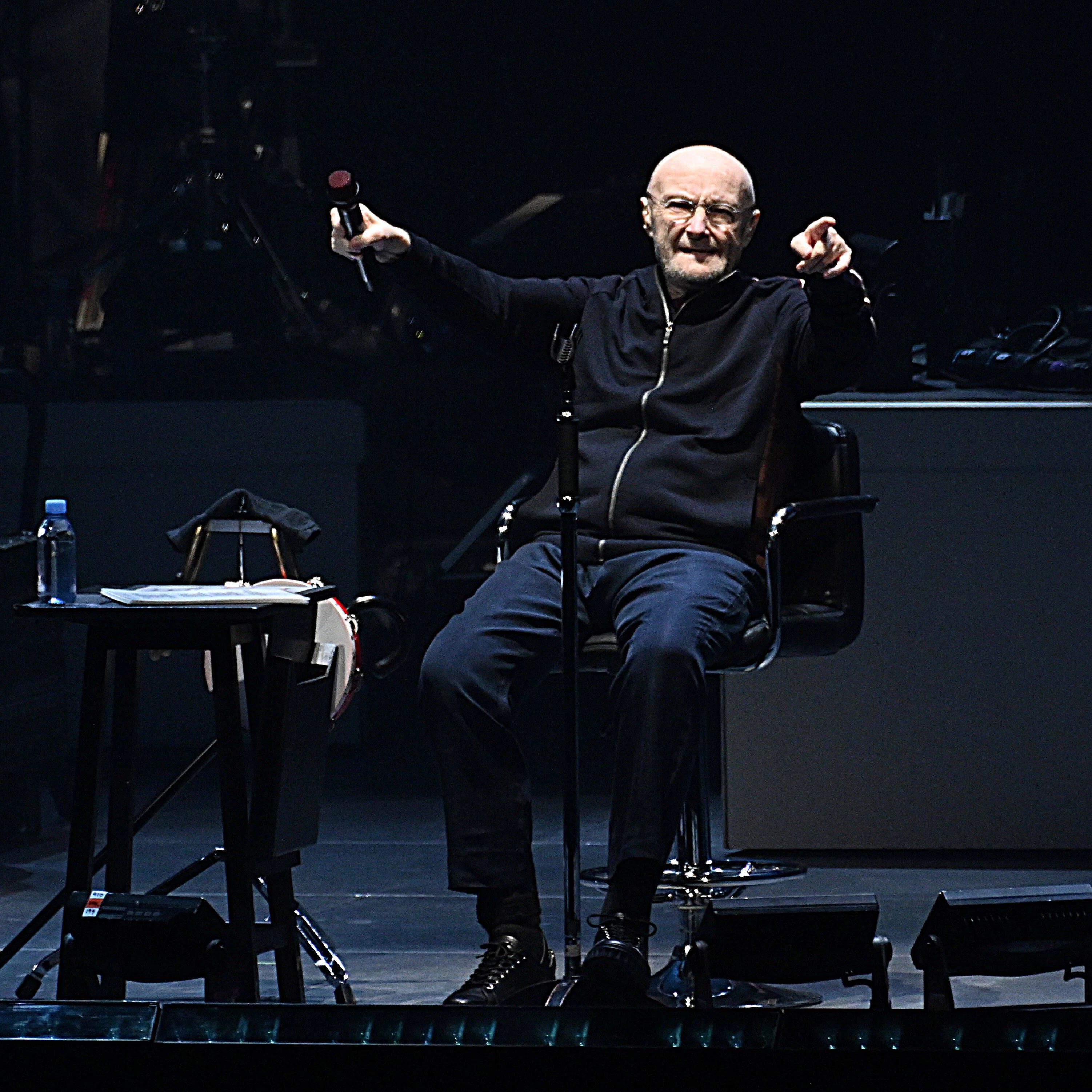 Phil Collins kann seine Konzerte nur noch im Sitzen bestreiten, wie hier bei einem Auftritt in Hannover.