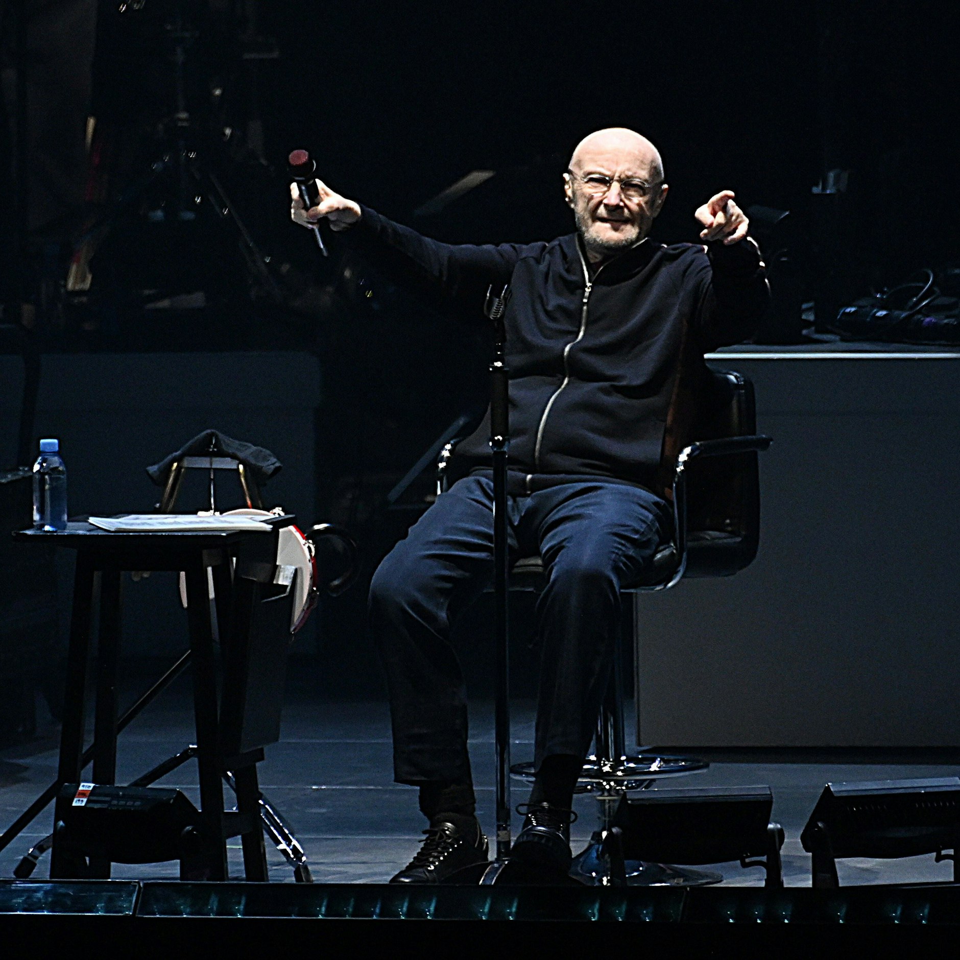 Phil Collins kann seine Konzerte nur noch im Sitzen bestreiten, wie hier bei einem Auftritt in Hannover.