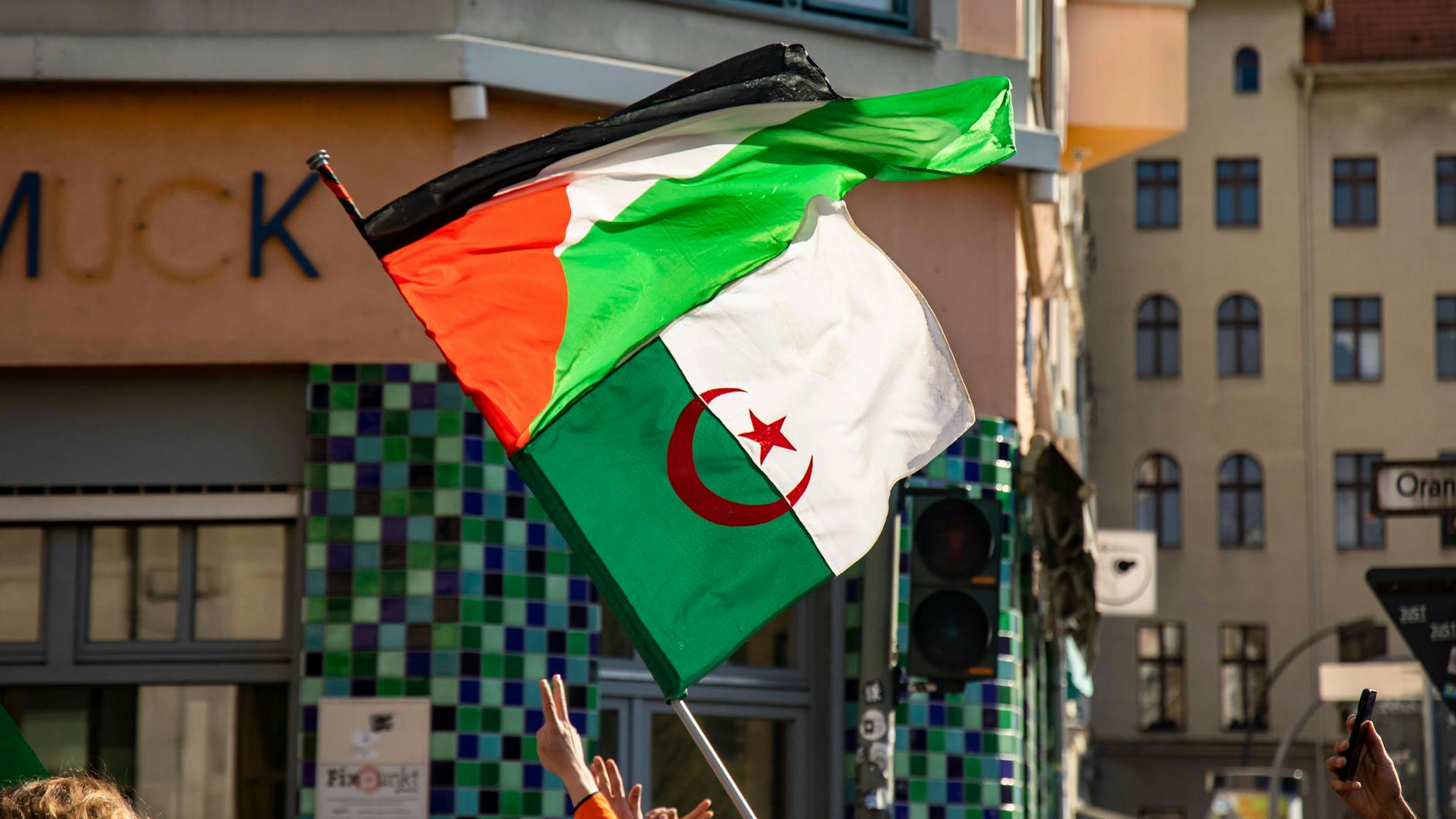 Eine pro-palästinensische Demo in Berlin hat für eine Kontroverse gesorgt.