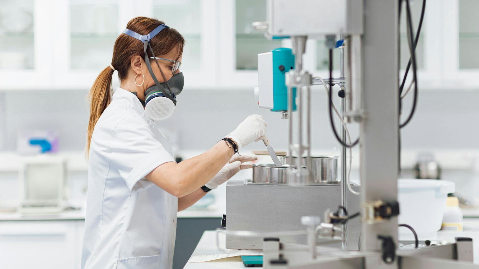 Wissenschaftlerin in einem Labor (Symbolbild)