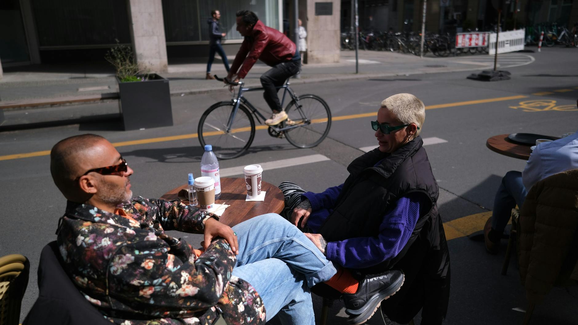 Wo einst Autos fuhren und parkten, gibt es nun Platz für Radfahrer und Fußgänger: ein Café und der Radfahrstreifen auf dem autofreien Abschnitt der Friedrichstraße in Mitte.