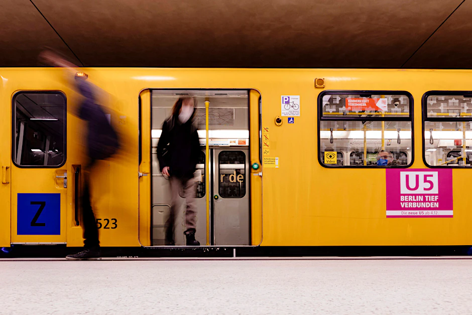 Einsteigen, bitte! Eine U-Bahn der Linie U5 hält in einem Bahnhof.