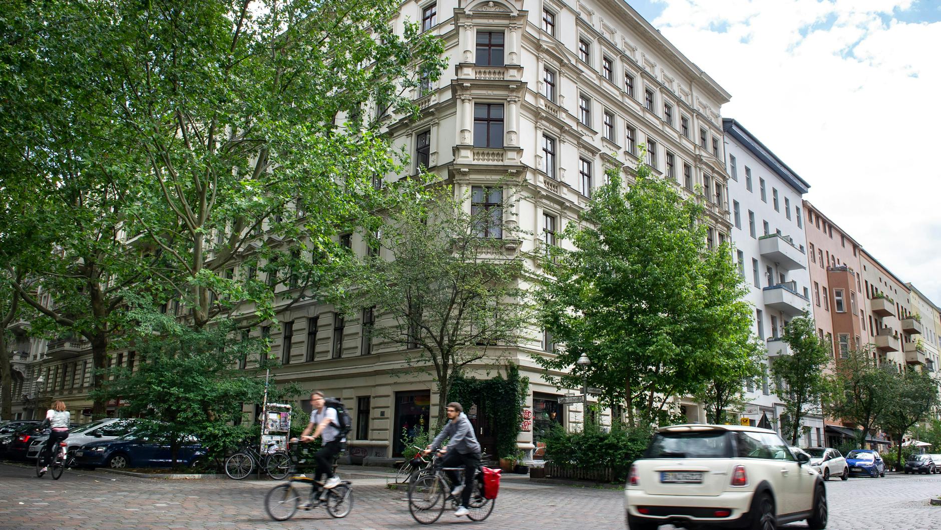 Ein beliebtes Wohnviertel in Kreuzberg: Im Graefekiez südlich vom Landwehrkanal leben rund 20.000 Menschen. Die Graefestraße ist benannt nach einem berühmten preußischen Augenarzt.