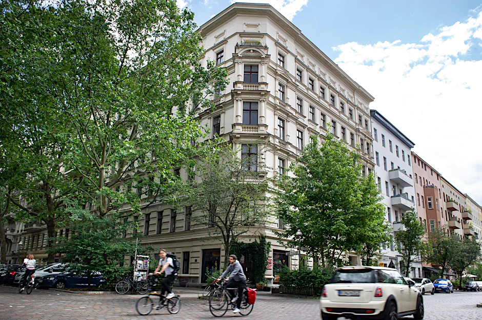 Ein beliebtes Wohnviertel in Kreuzberg: Im Graefekiez südlich vom Landwehrkanal leben rund 20.000 Menschen. Die Graefestraße ist benannt nach einem berühmten preußischen Augenarzt.