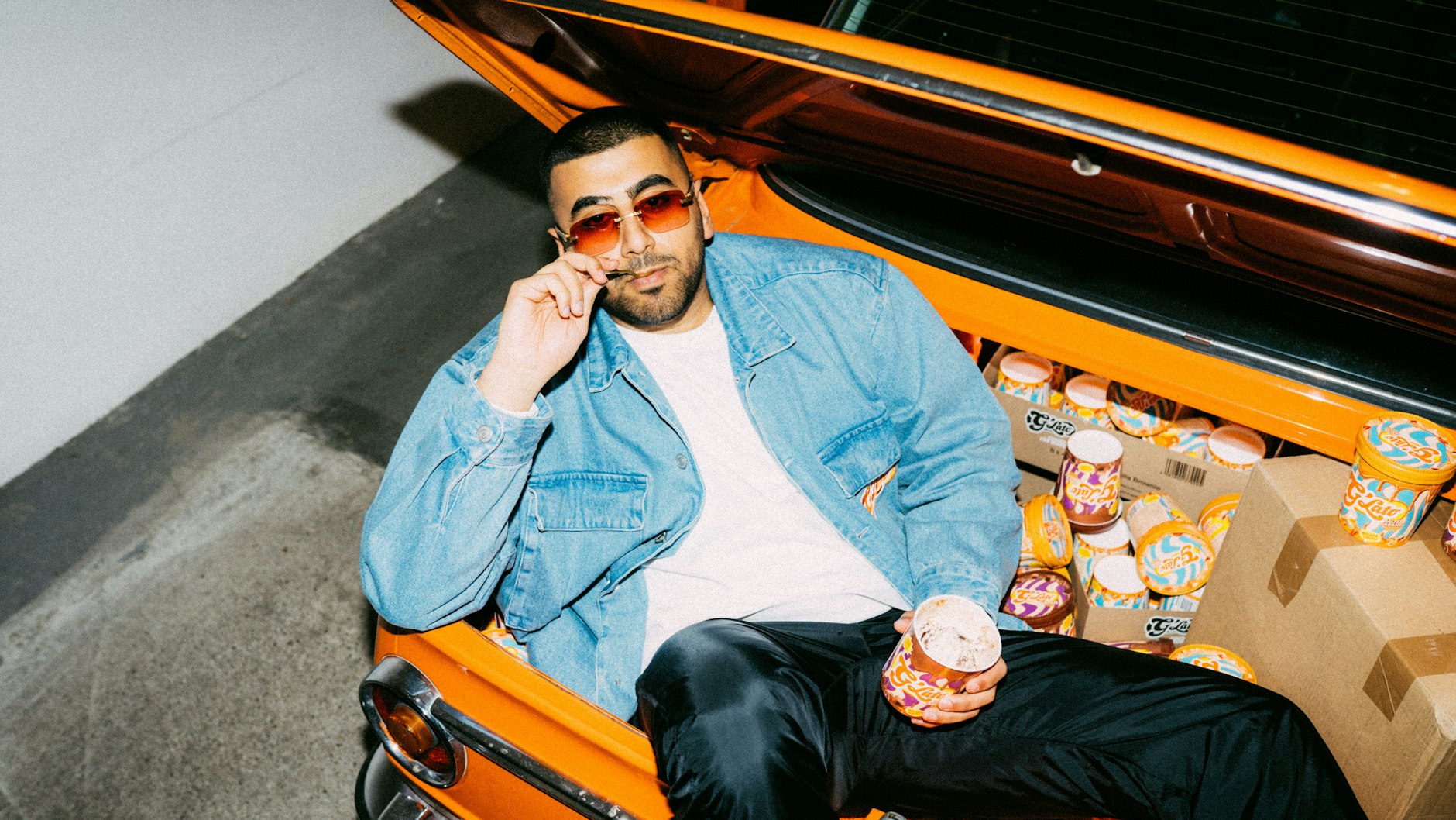 Hat im Supermarkt gleich richtig zugeschlagen: Rapper ENOs Kofferraum ist voll von G’Lato.