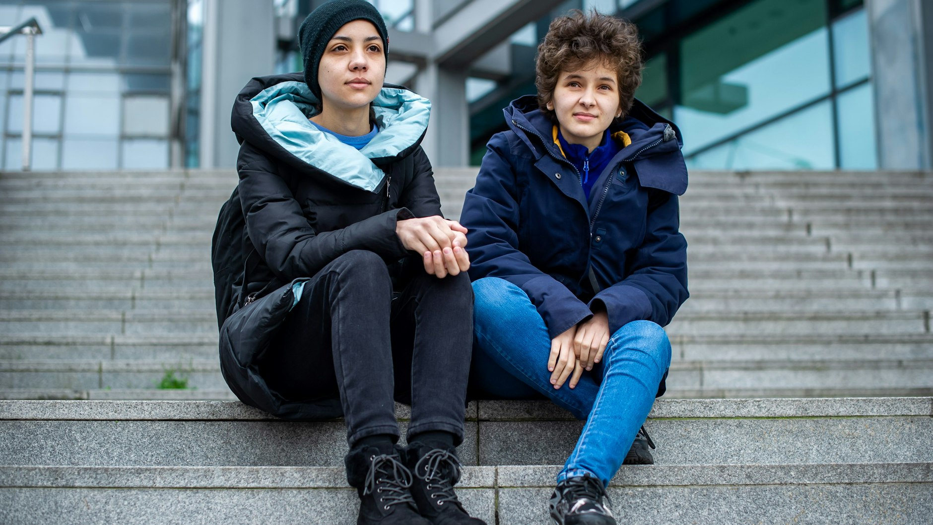 Easy und Faith (r.) stammen aus Marokko, haben in Charkiw Medizin studiert. Sie sind nun in Berlin gestrandet.