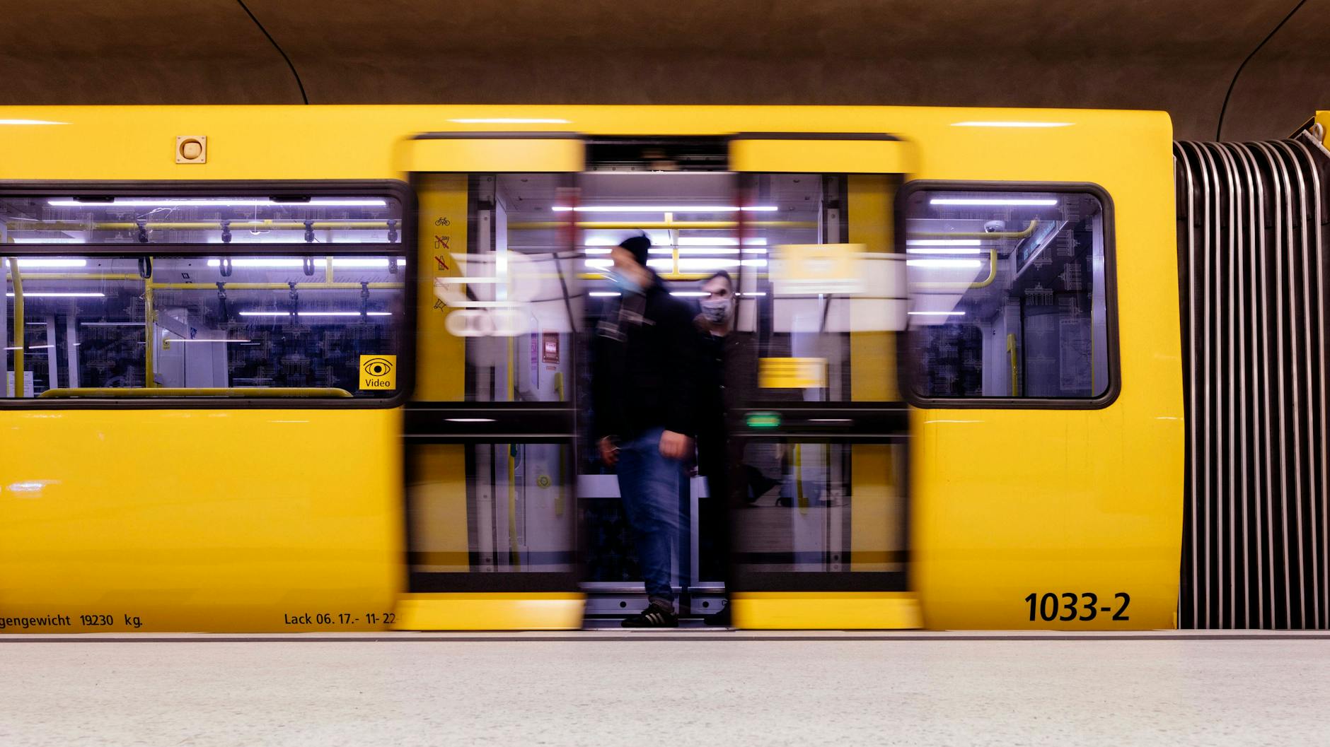Ein Zug der BVG fährt in den U-Bahnhof Unter den Linden ein.