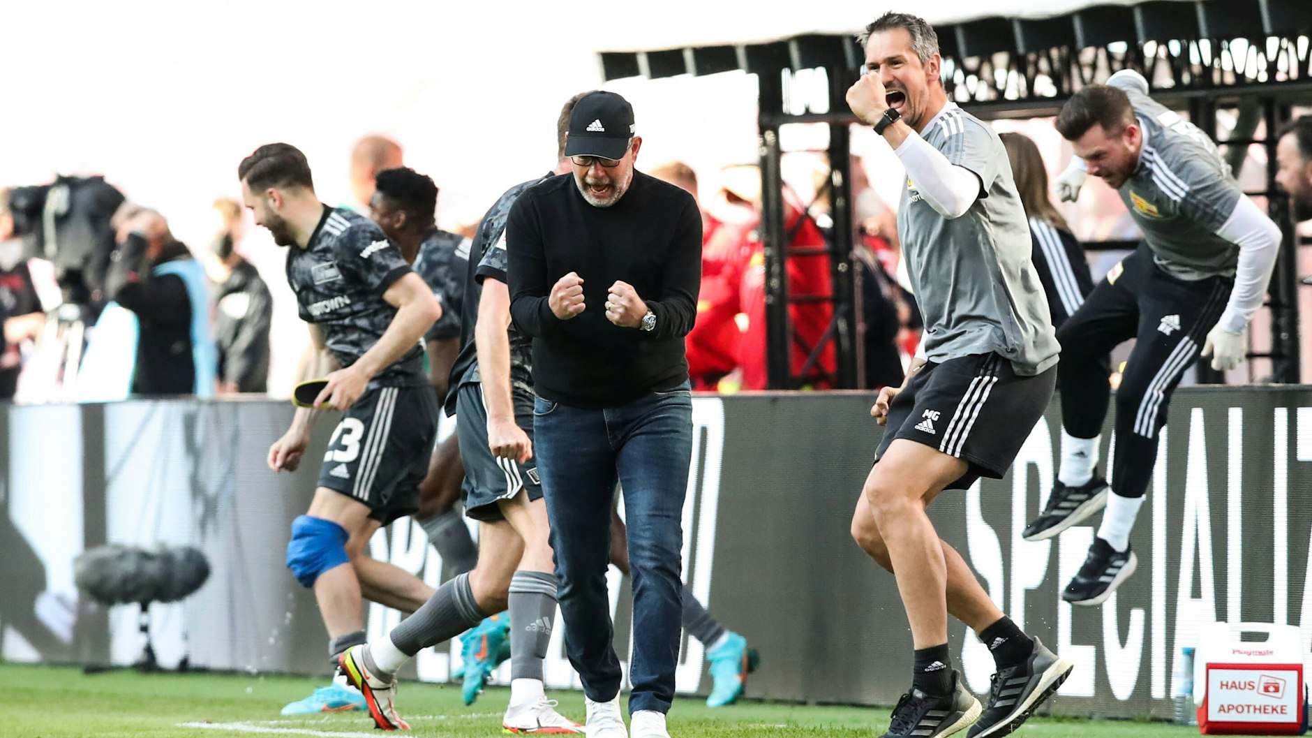 Das 2:1 in Leipzig zählt für Cheftrainer Urs Fischer (M.) sicherlich zu den schönsten Spielen, seitdem er in der Bundesliga für den 1. FC Union arbeitet.