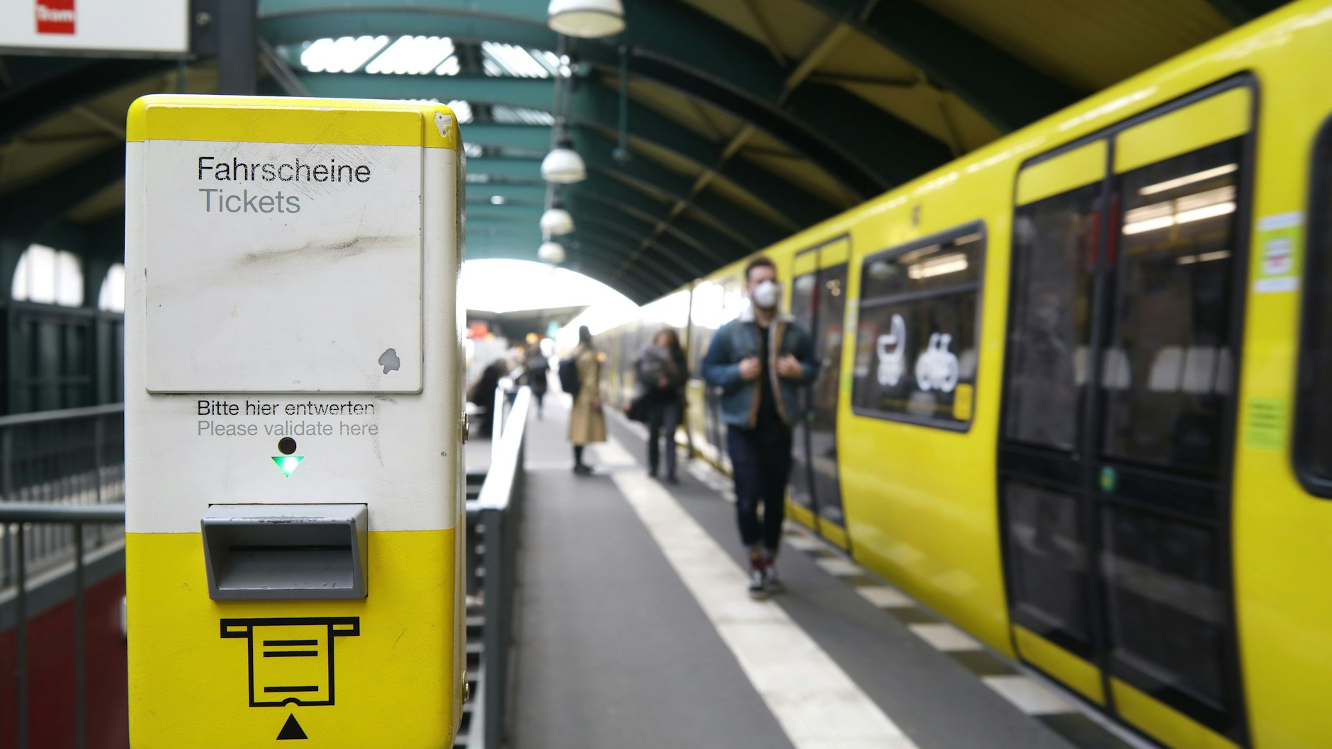 Erst stempeln, dann fahren: ein Fahrscheinentwerter der BVG im U-Bahnhof Eberswalder Straße.