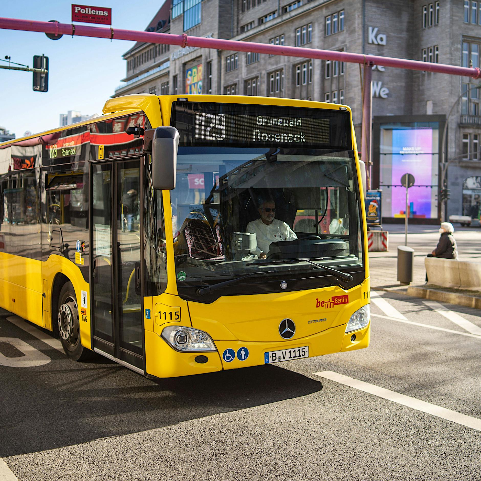 Rassistische Tat in Berlin: Mann greift Frau in BVG-Bus an
