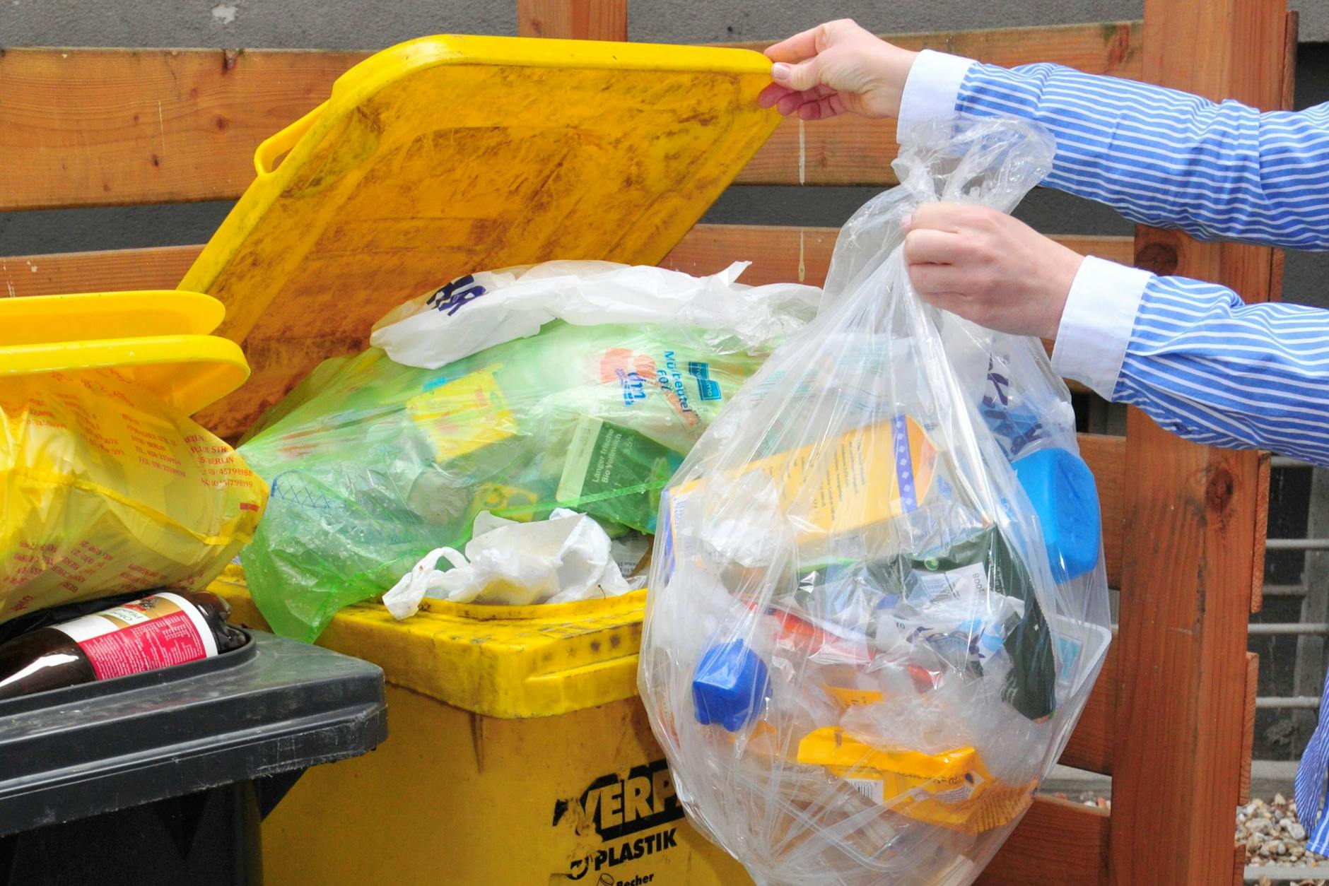 Plastikmüll wird in einer Gelben Tonne entsorgt – wenn denn noch Platz ist.