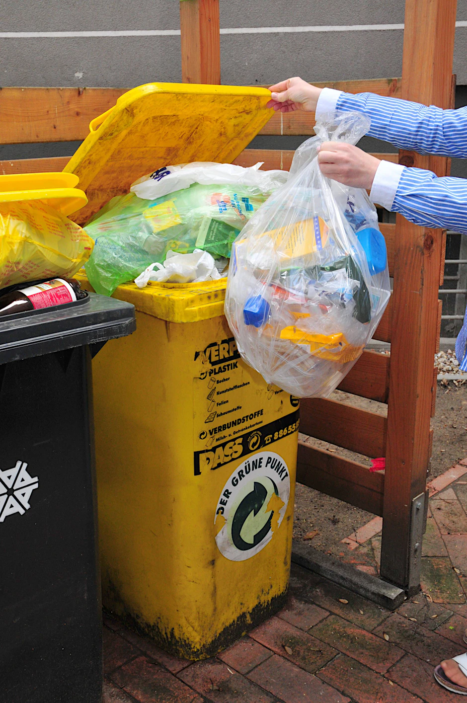 Plastikmüll wird in einer Gelben Tonne entsorgt – wenn denn noch Platz ist.