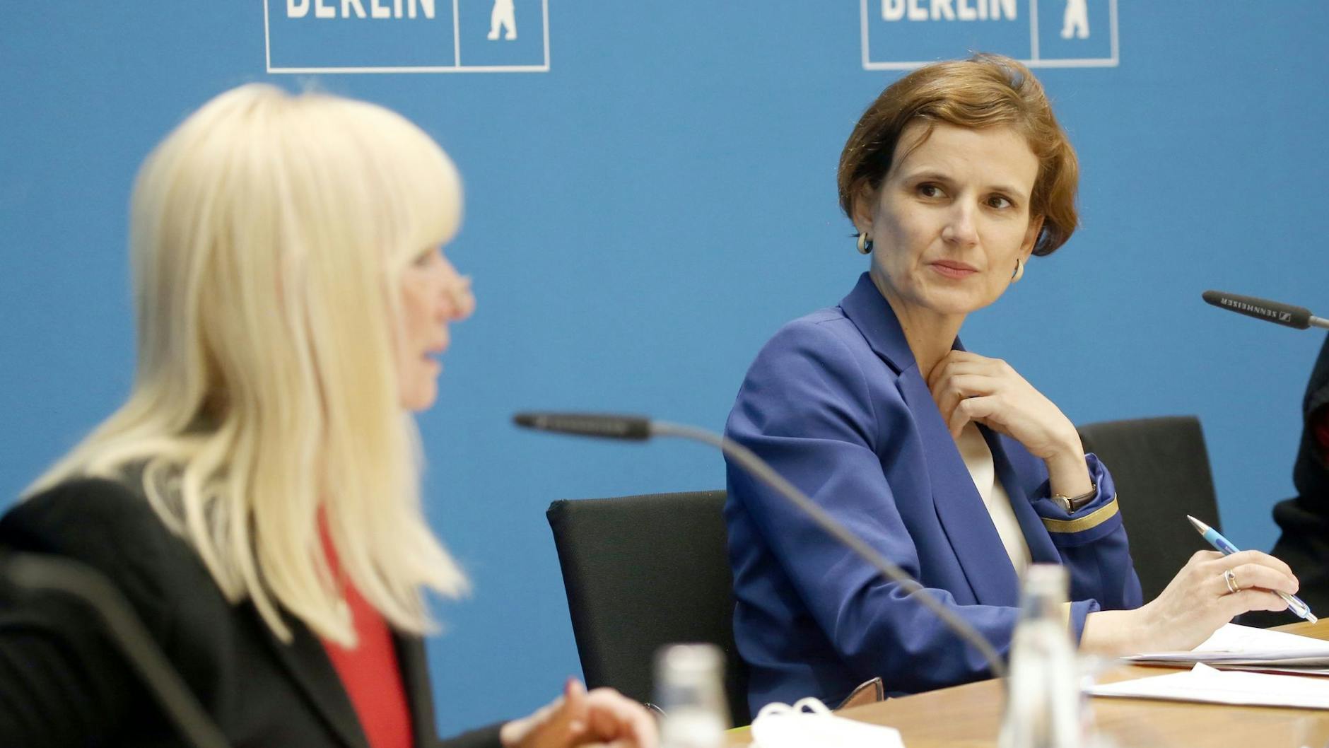 Innensenatorin Iris Spranger (l.) und Sozialsenatorin Katja Kipping bestritten am Dienstag die Senatspressekonferenz.