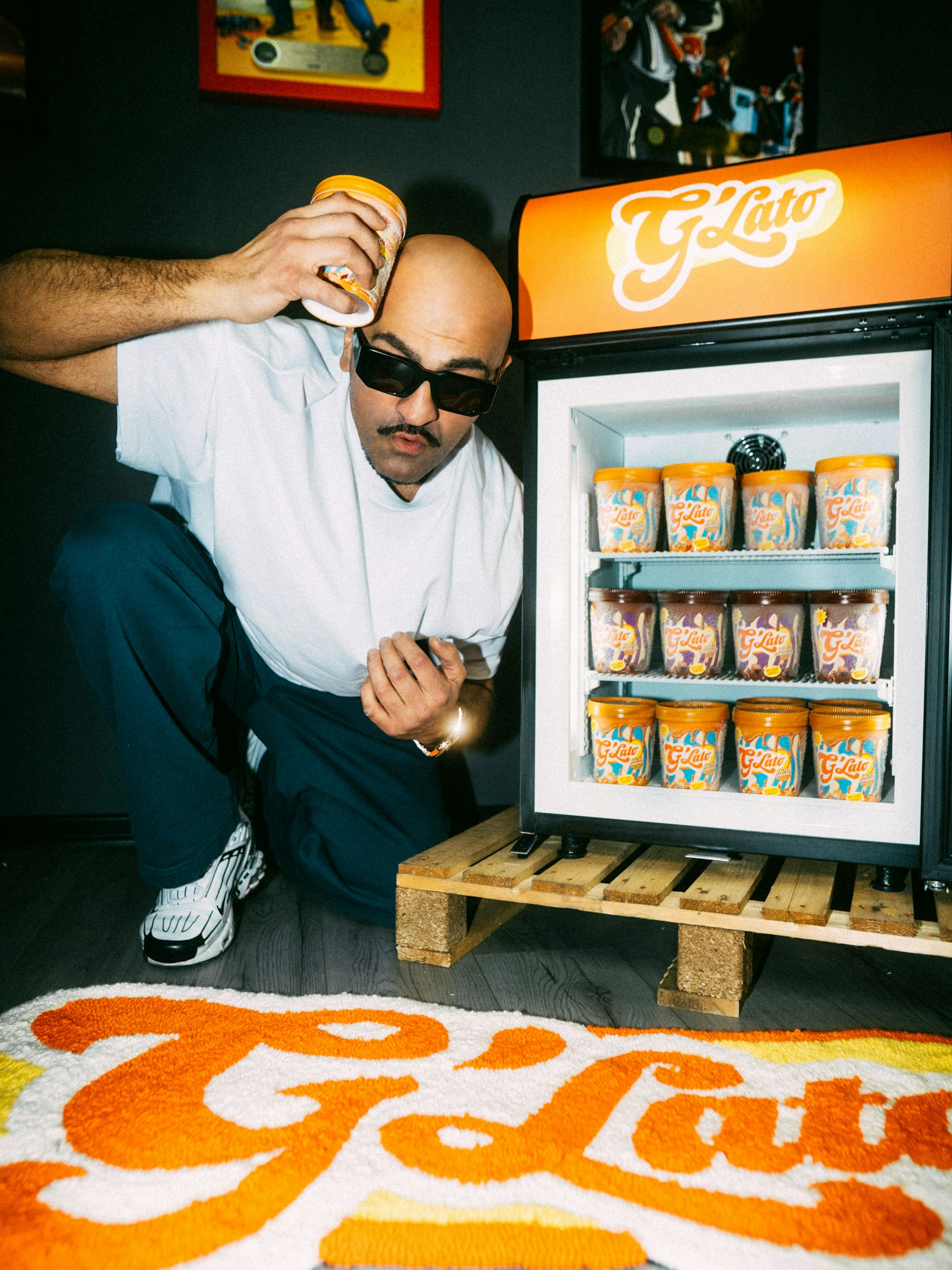 Hat da was falsch verstanden: XATAR hält sich die Eis-Dose an den Kopf.