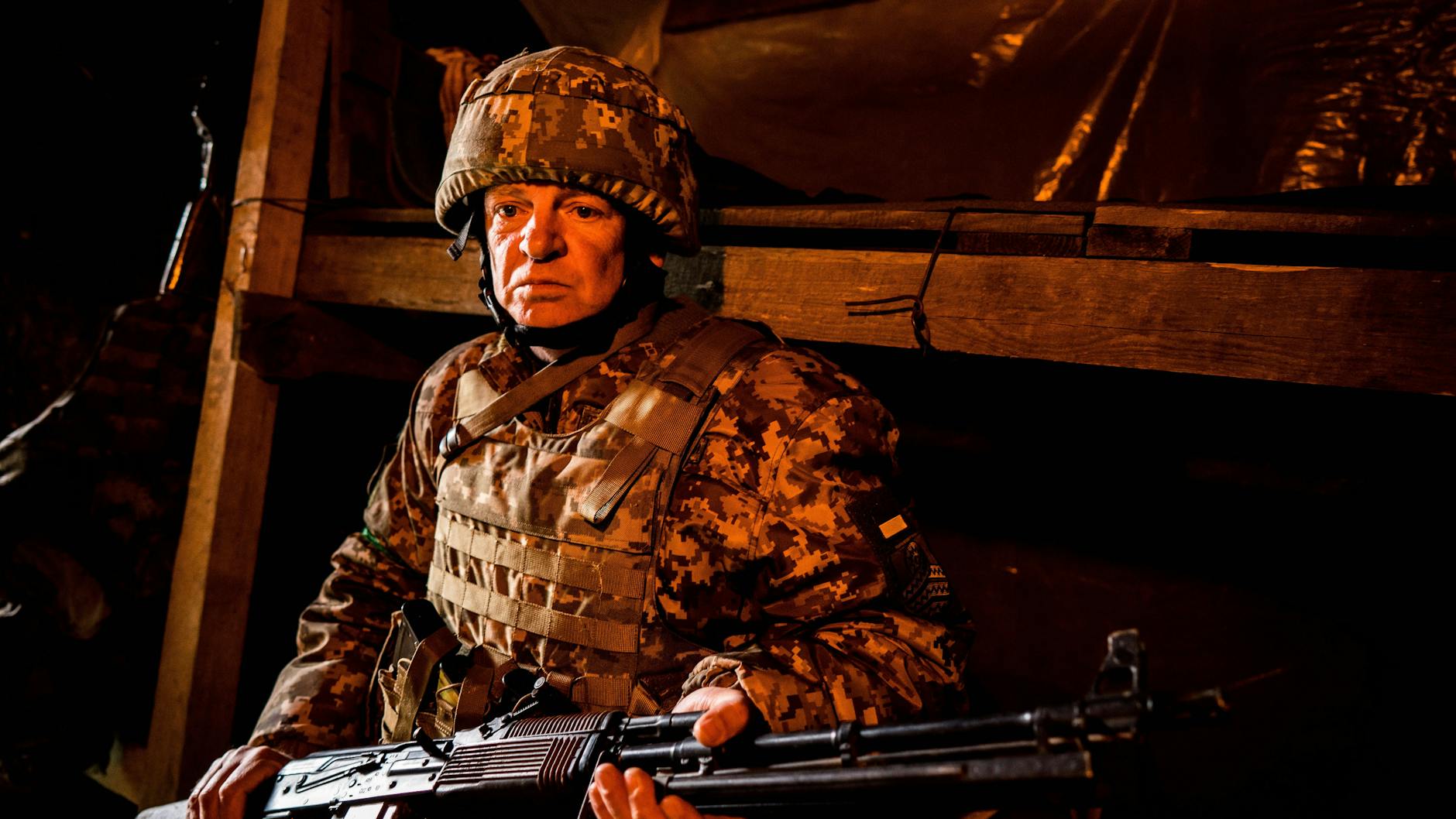 Ein ukrainischer Soldat, der eine Waffe trägt.