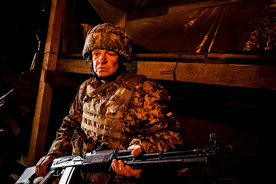 Ein ukrainischer Soldat, der eine Waffe trägt.