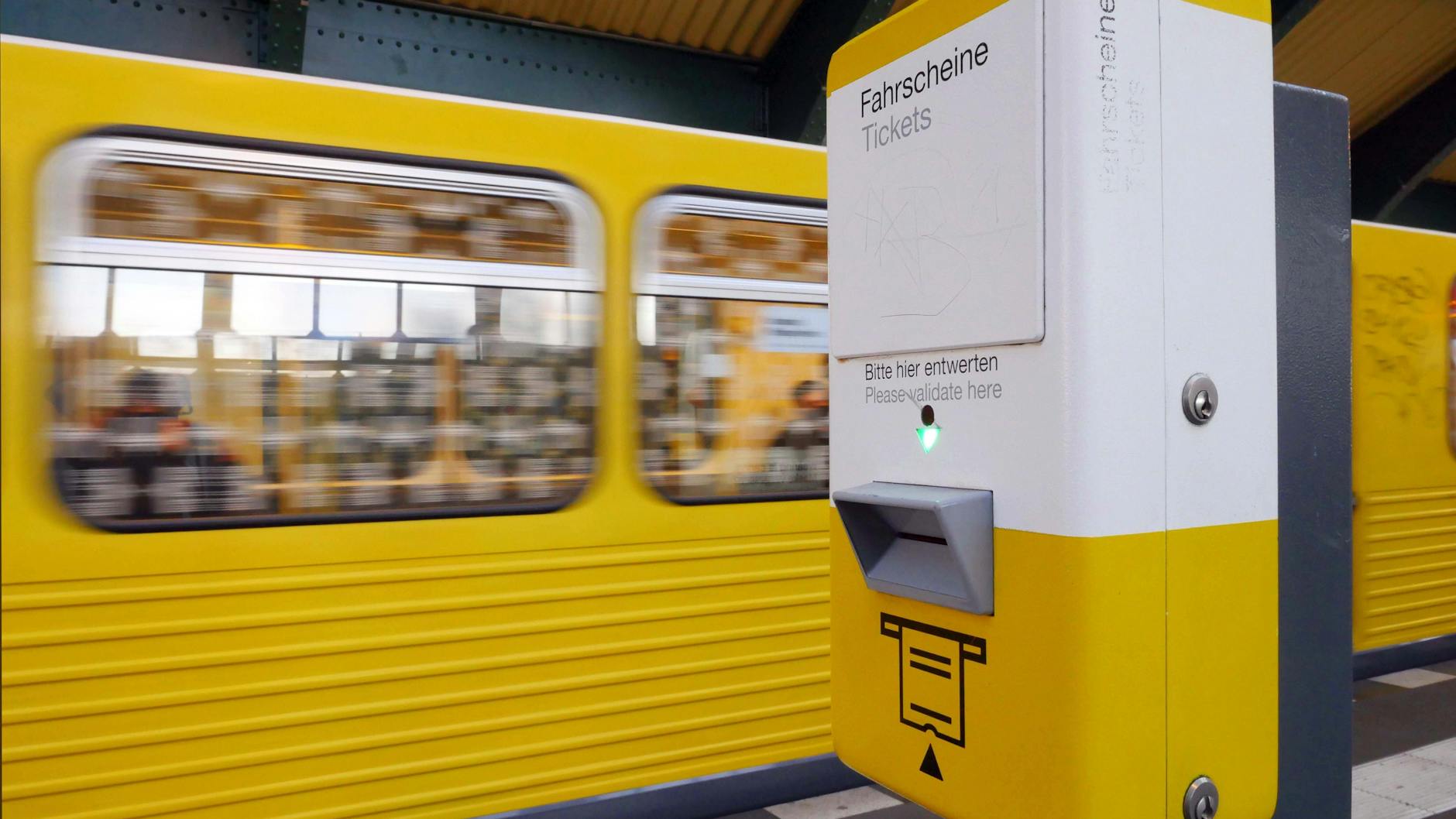 In Berlin könnte das 9-Euro-Ticket bei vielen Nutzern zu Frust wegen voller Busse und Bahnen sowie vermehrtem Ersatzverkehr führen.