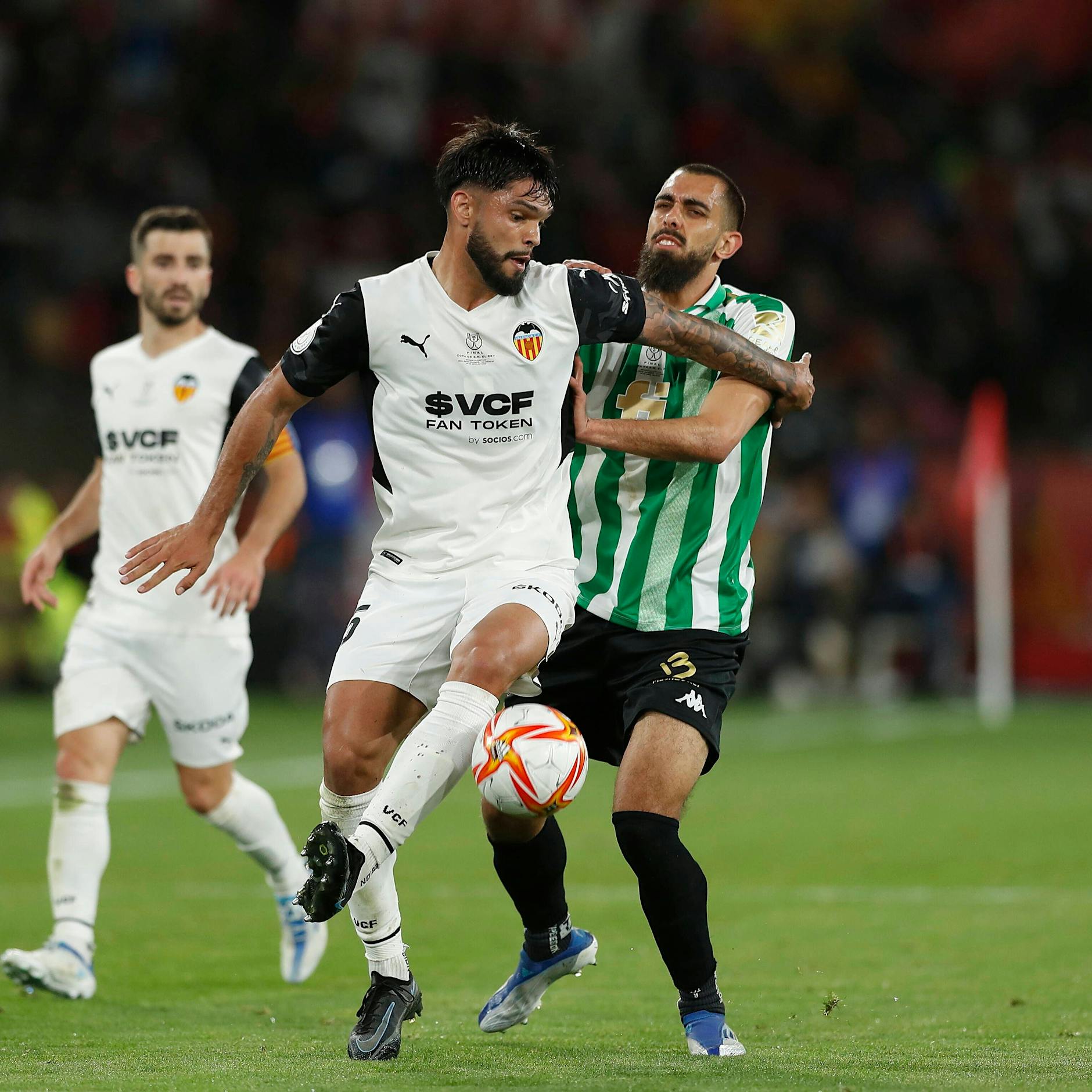 Kann Hertha-Boss Fredi Bobic bald jubeln? Hurra, noch mehr Knete für Omar Alderete!