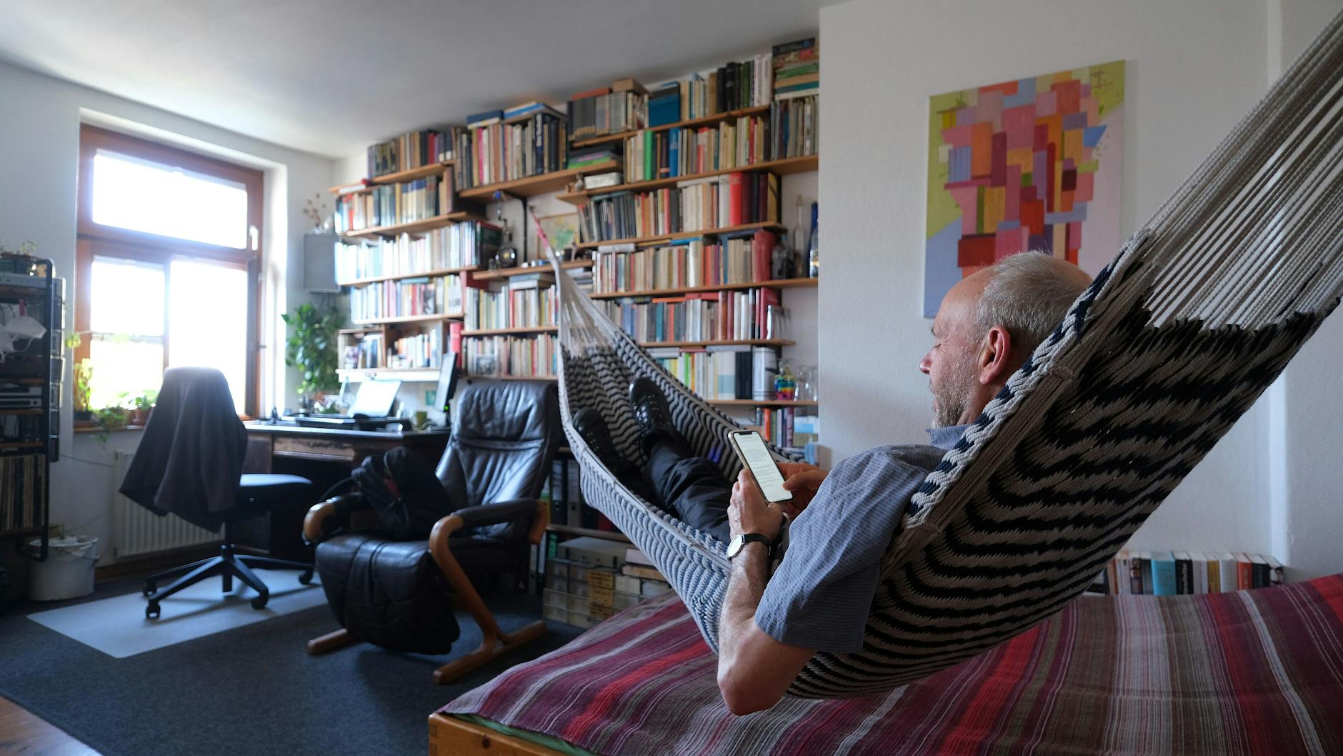 Martin Cames wohnt seit 1986 in der Regenbogenfabrik. Sein Zimmer misst 20 Quadratmeter, wie alle anderen auch.