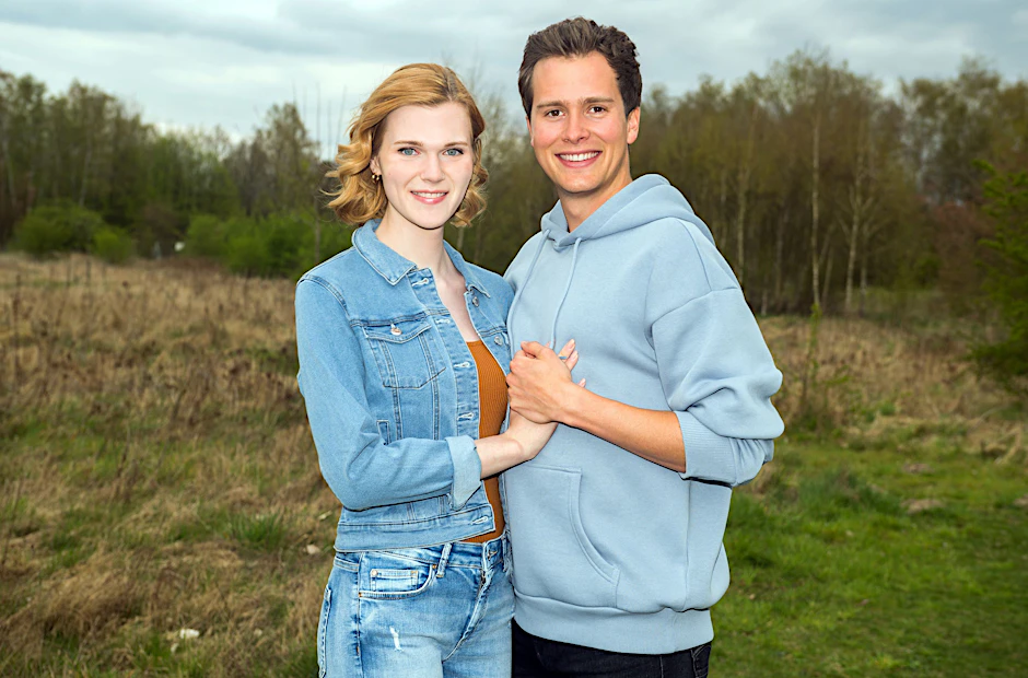 Lucy Hellenbrecht als Nici und Lucas Bauer als Finn bei Rote Rosen