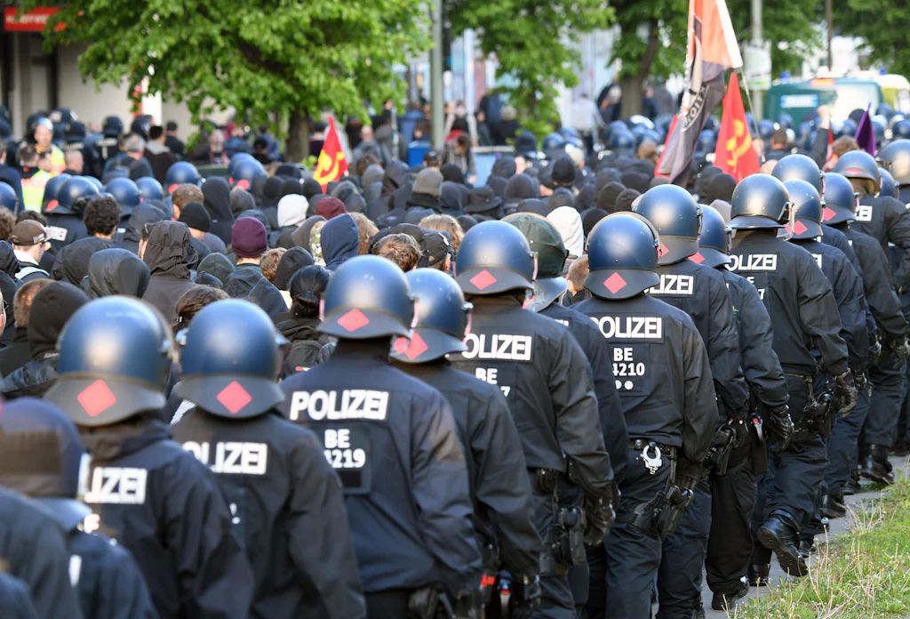 5000 Polizisten auf Mai-Demos in Berlin: Innensenatorin will keine Wasserwerfer