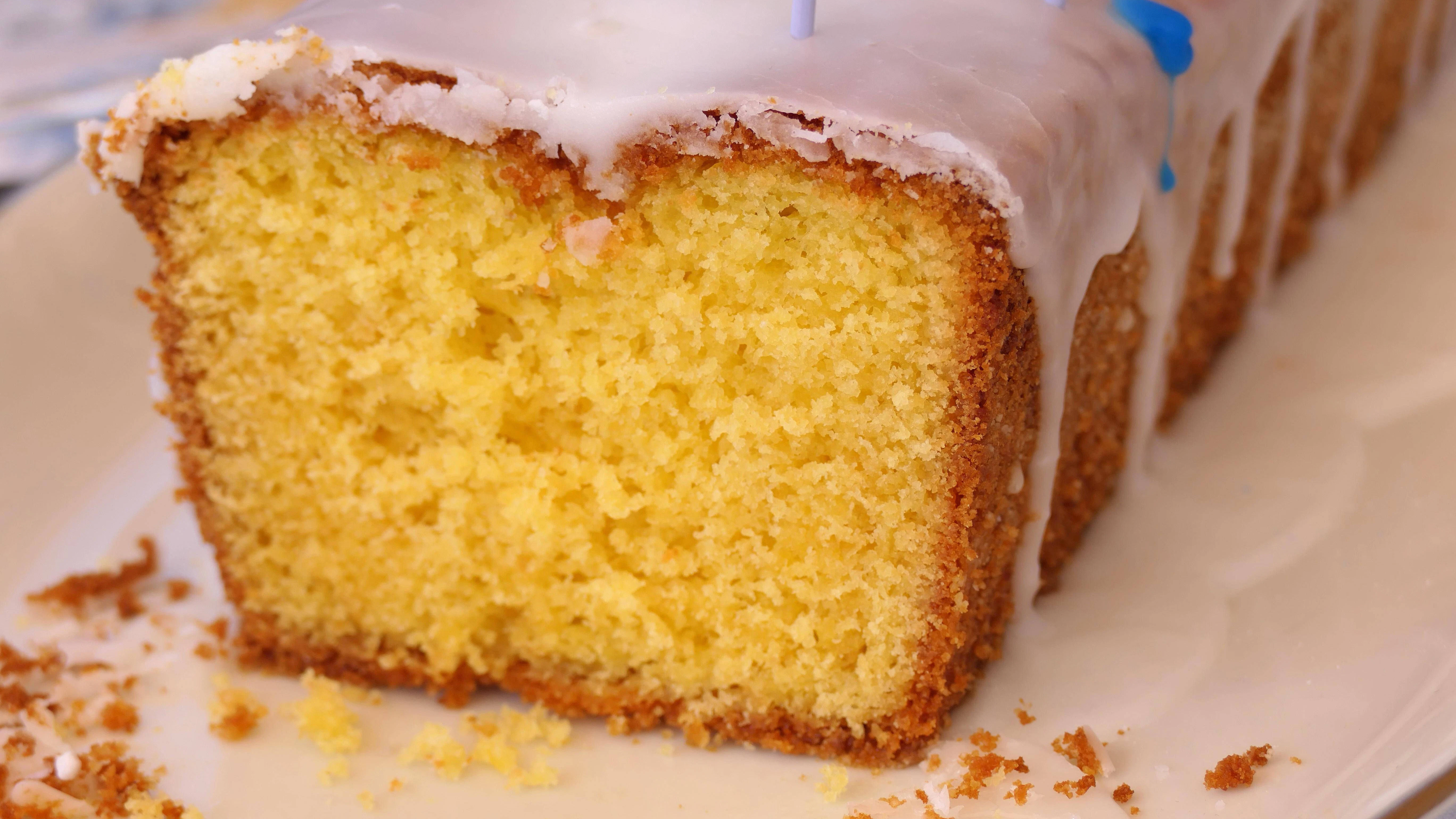 Der Zitronenkuchen ist schnell gemacht, günstig und total lecker.