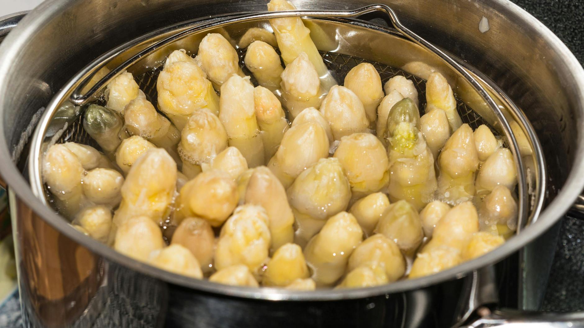 Spargel kocht rund 15 Minuten, bis er fertig ist.