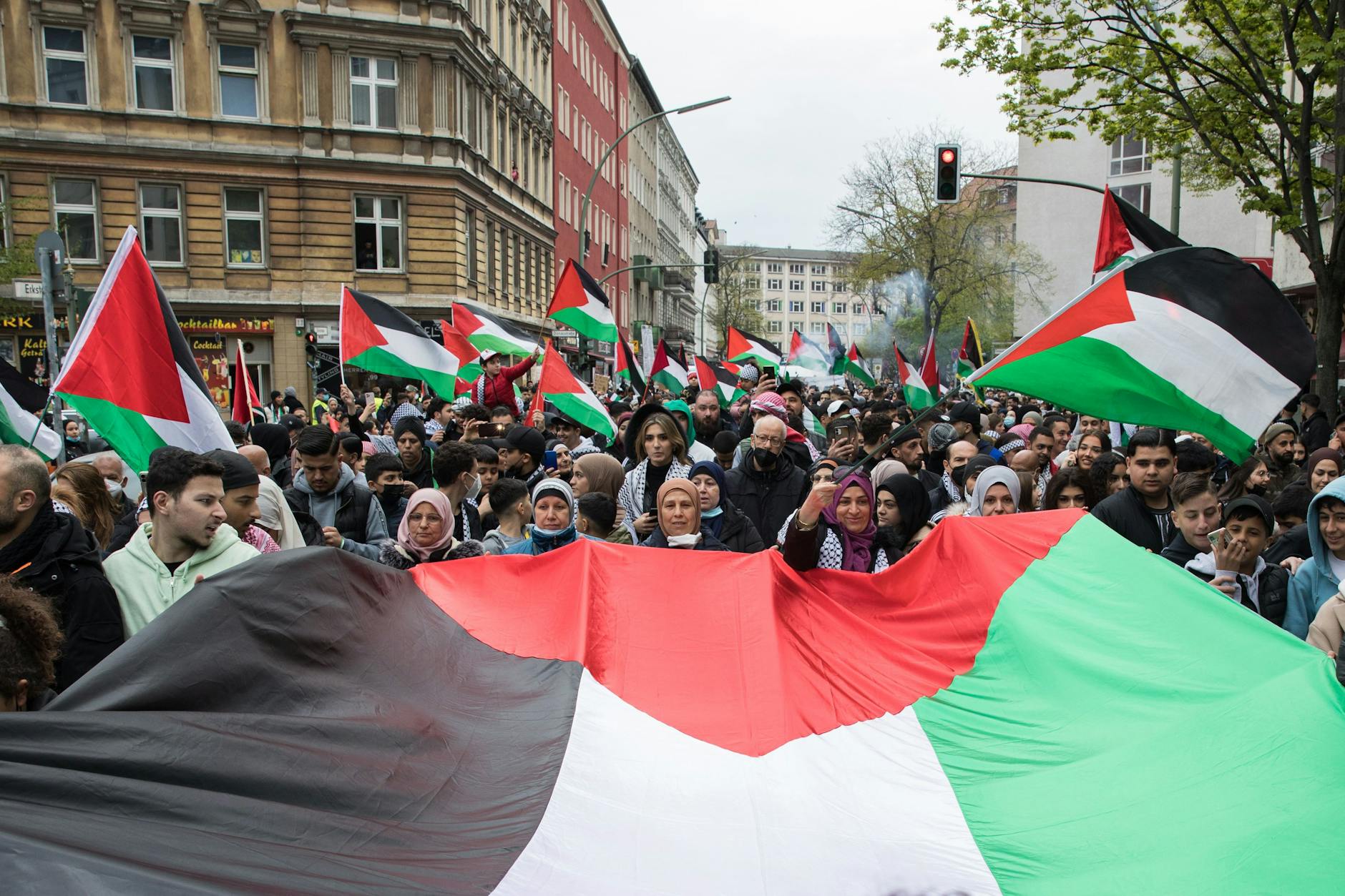 Hunderte Demonstranten zogen am Freitag und Sonnabend durch Neukölln, dabei kam es auch zu antisemitischen Übergriffen.