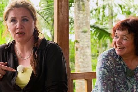 Monika (l.) ist mit der Wohnsituation bei Kaffeebauer Felix so gar nicht einverstanden. Mitstreiterin Simone kann da nur lachen.