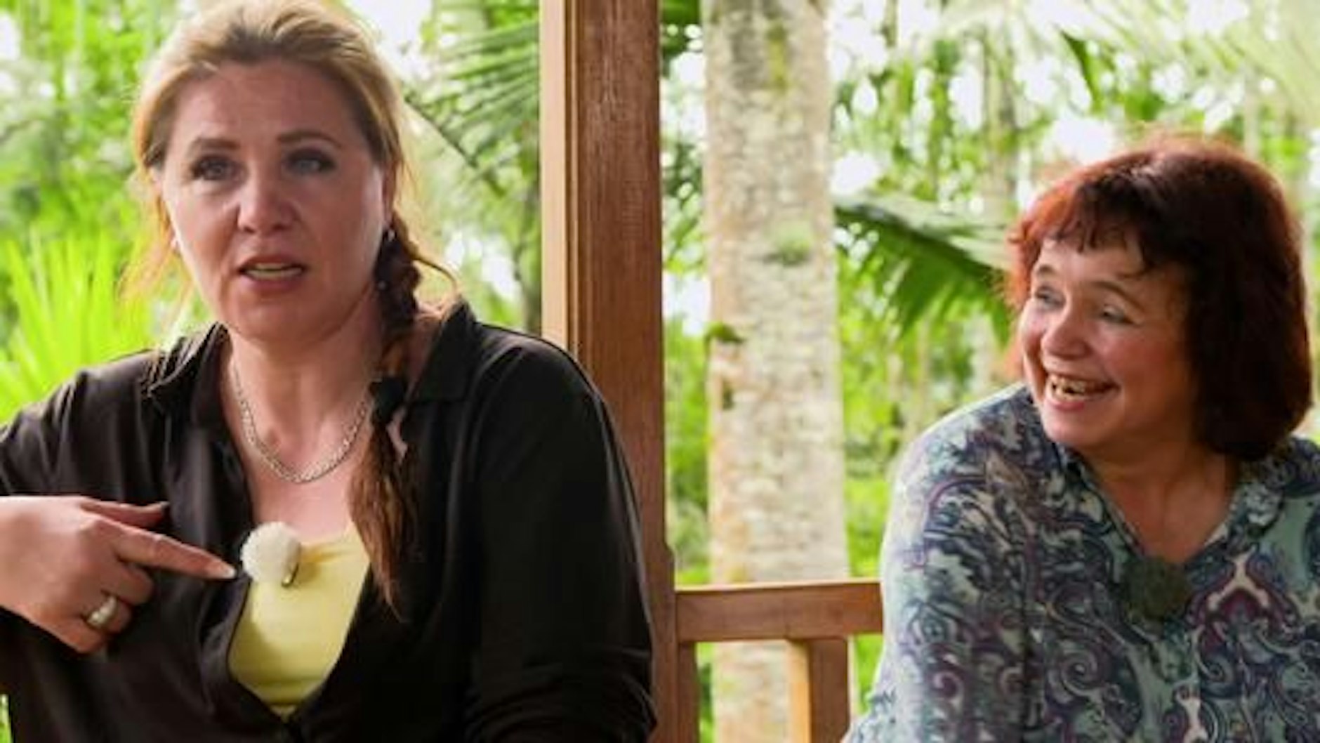 Monika (li.) ist mit der Wohnsituation bei Kaffeebauer Felix so gar nicht einverstanden. Mitstreiterin Simone kann da nur lachen.