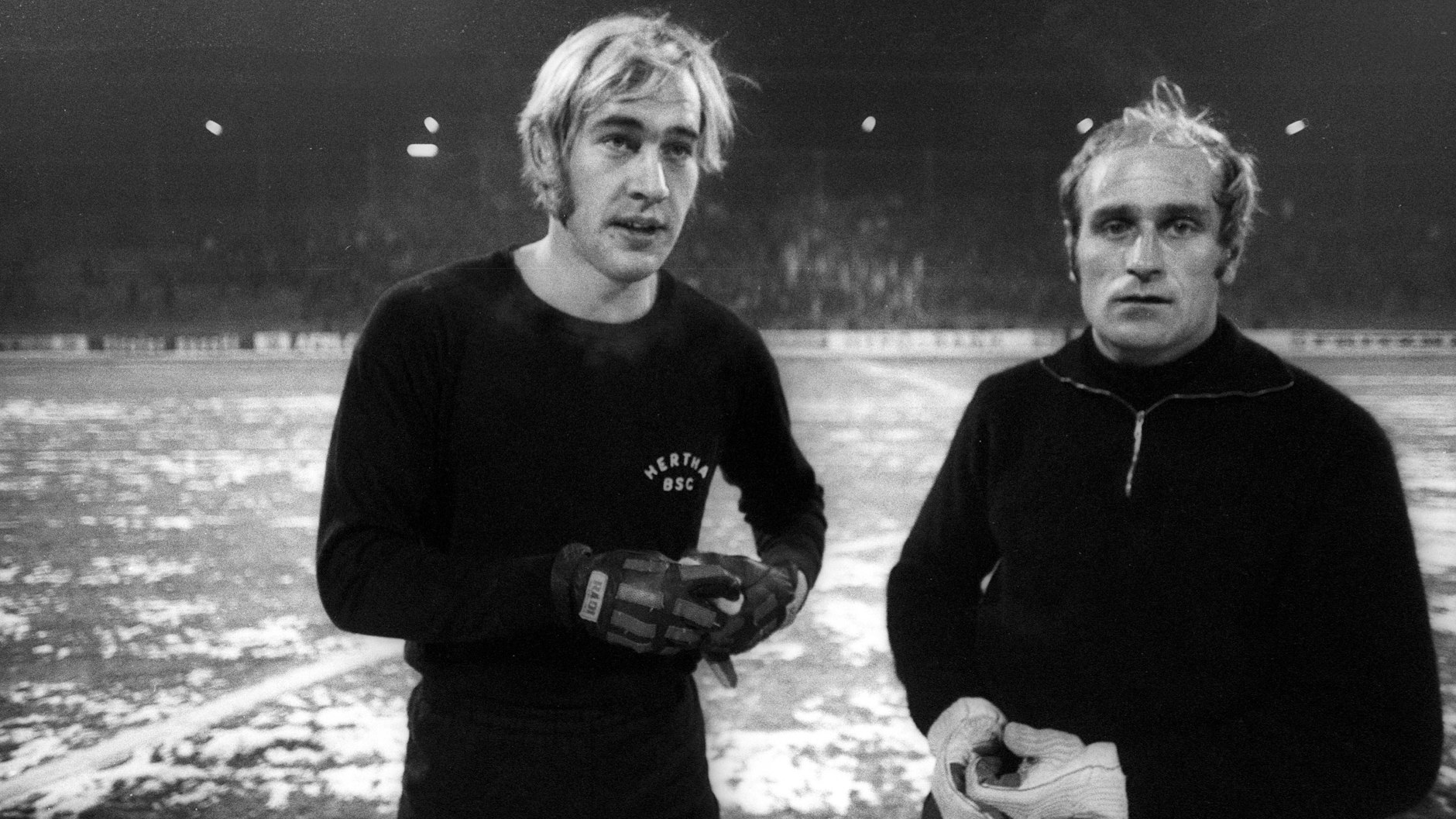 Die Torhüter Volkmar Groß (l.) und Gernot Fraydl wechselten sich unter Hertha-Trainer Helmut „Fiffi“ Kronsbein regelmäßig ab.