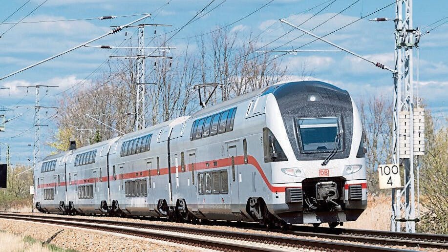 Ein Intercity von Berlin nach Dresden unterwegs bei Doberlug-Kirchhain in Brandenburg. Auf dieser Linie werden während der Sperrung fast alle Fahrten südlich vom Flughafen BER entfallen.