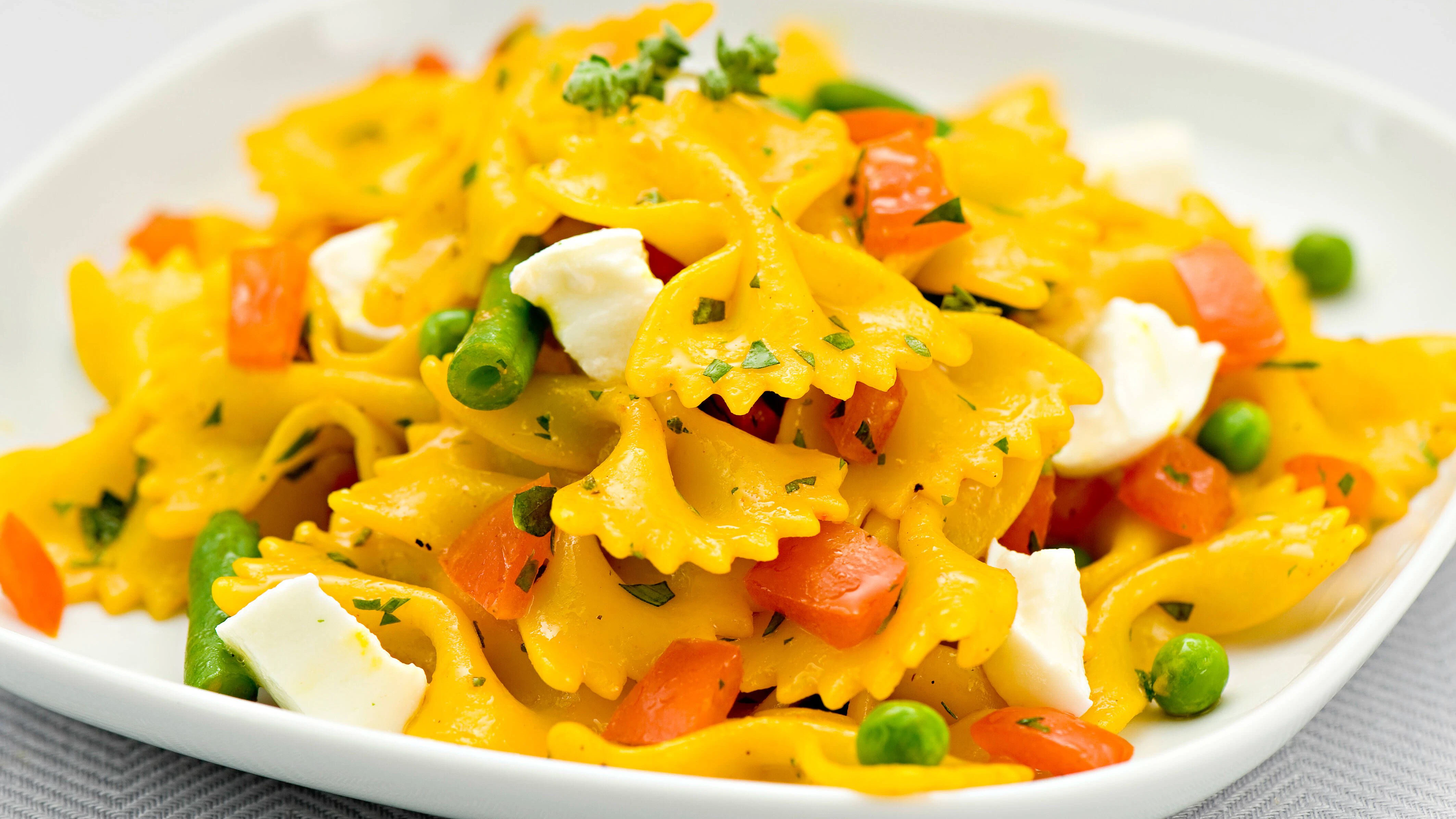 Diesen Nudelsalat mit Curry werden Sie lieben. 