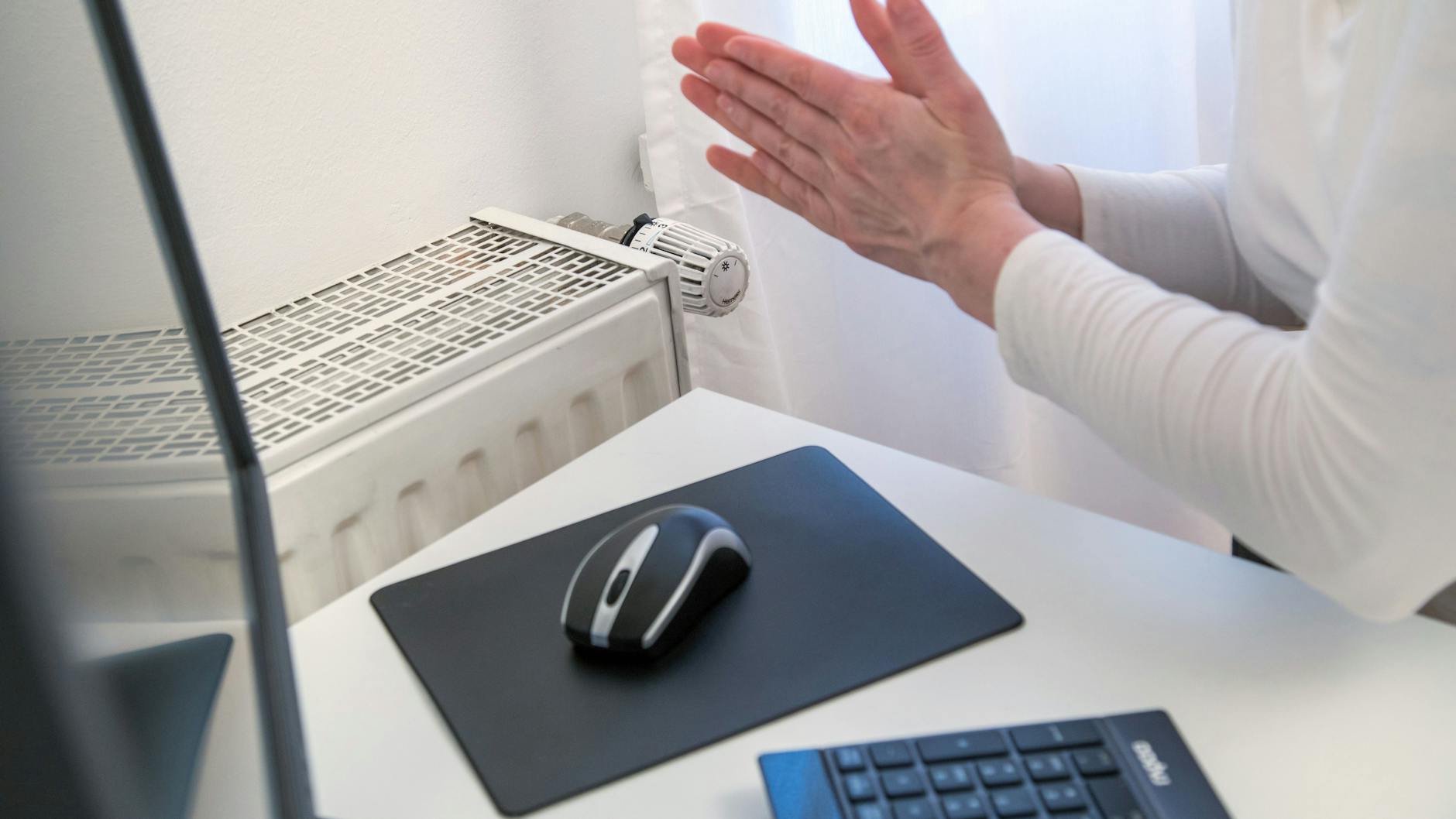 Sich die Hände warm zu reiben, hat keinen langfristigen Effekt, wenn sie erst mal kalt sind. Besser ist es, sie an einer heißen Tasse Tee oder Kaffee zu wärmen.