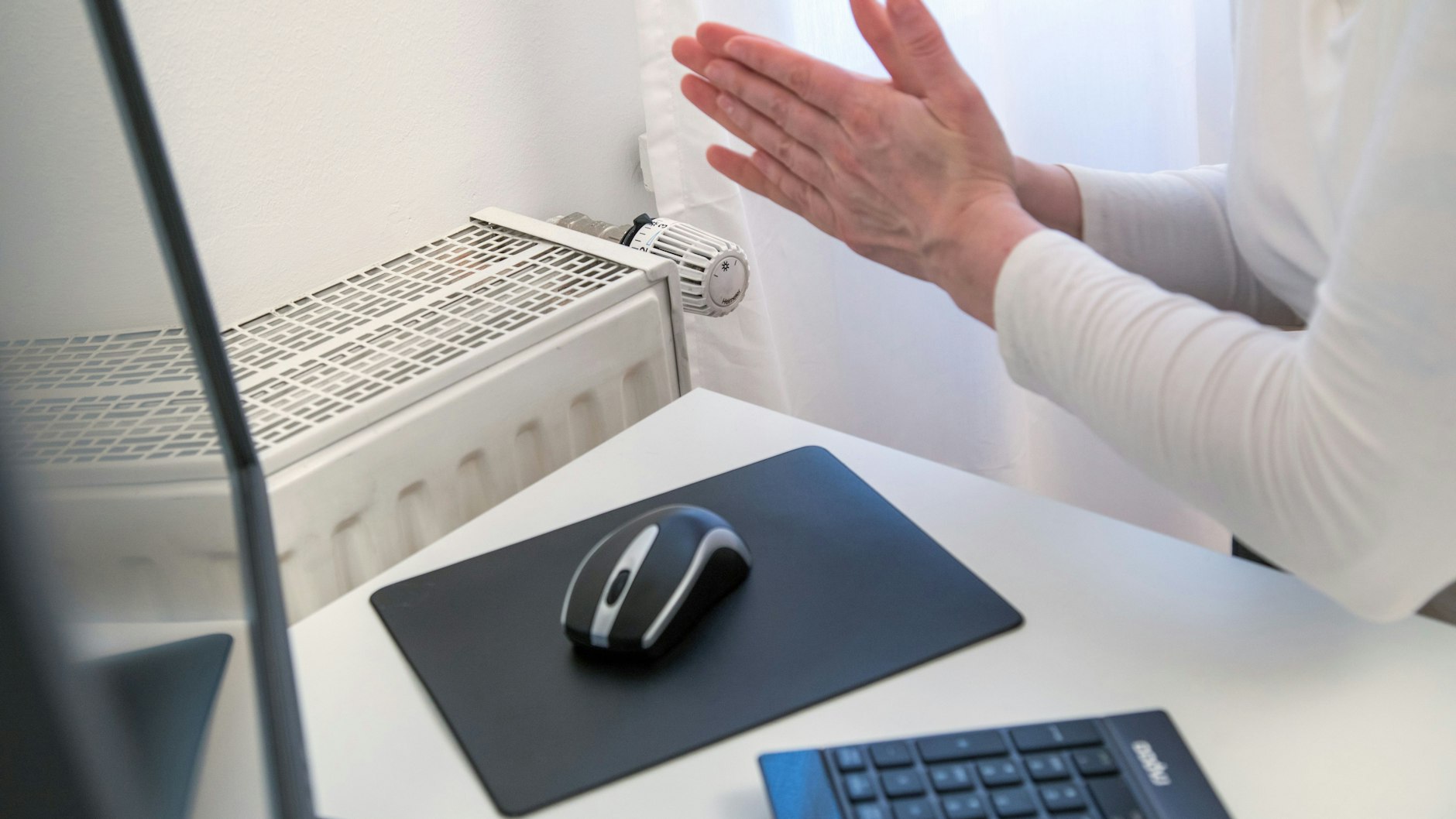 Sich die Hände warm zu reiben, hat keinen langfristigen Effekt, wenn sie erst mal kalt sind. Besser ist es, sie an einer heißen Tasse Tee oder Kaffee zu wärmen.