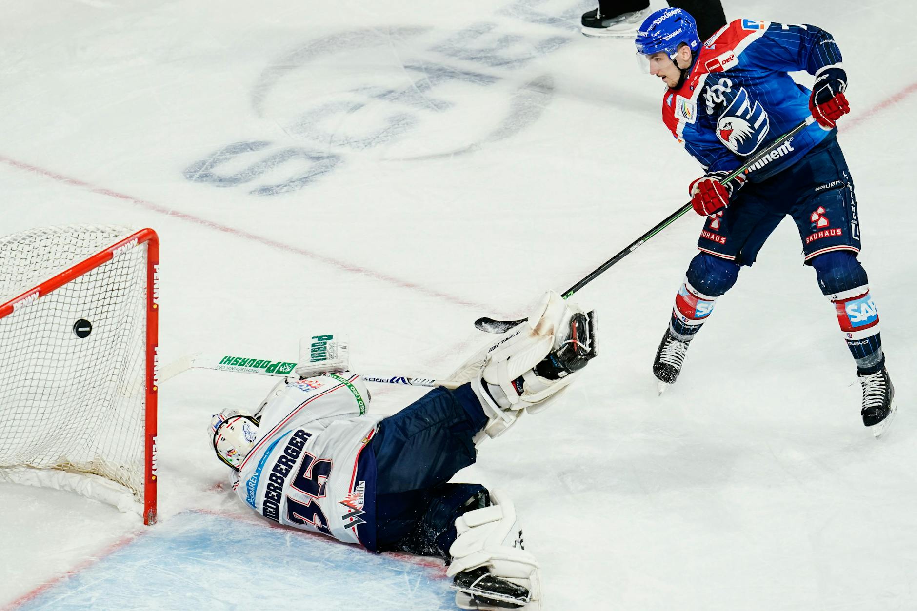 Bitter für die Eisbären, aber vom Mannheimer leider auch sensationell gut gemacht: Borna Redulic überwindet EHC-Hexer Mathias Niederberger, gleicht per Penalty zum zwischenzeitlichen 2:2 in Halbfinale Nr. 4 aus.