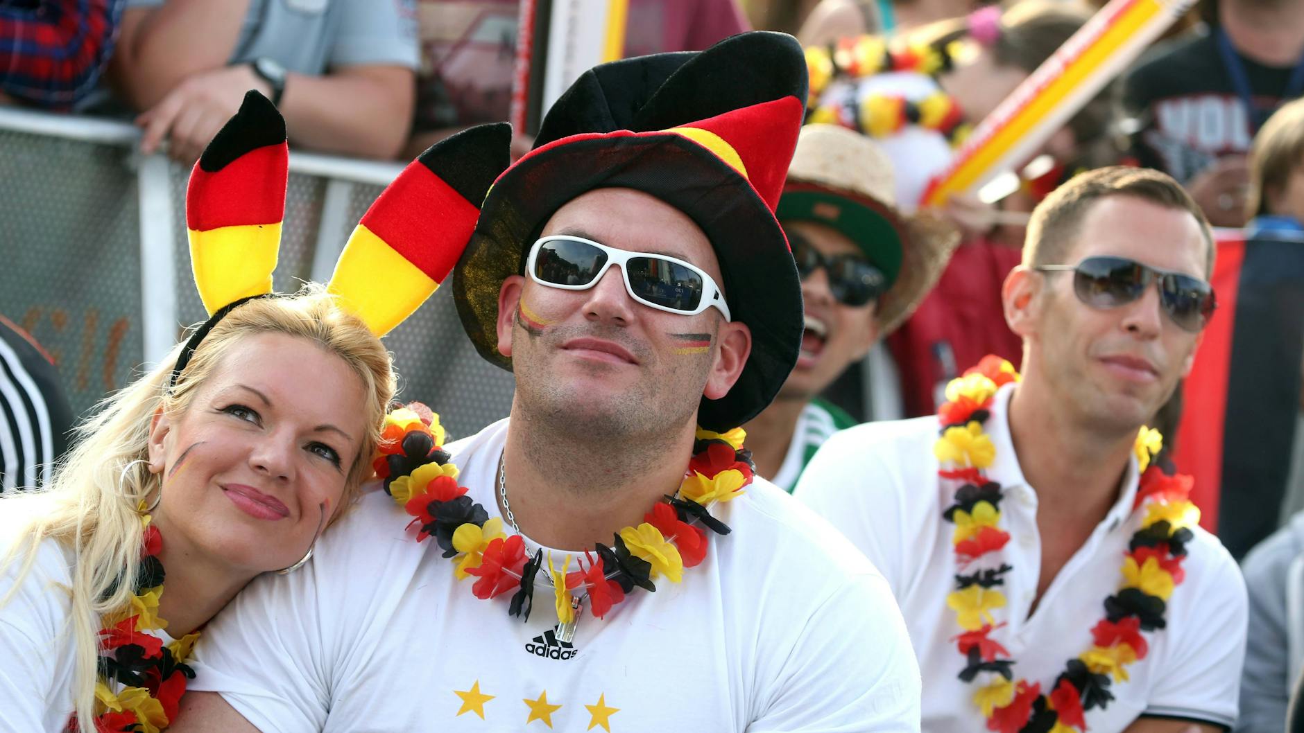 2014 wurde Deutschland Weltmeister. Der Fan hinter diesem Hutträger hat aber bestimmt nicht alles gesehen.