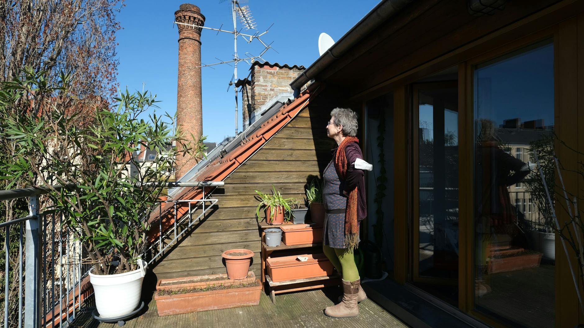 Christine Ziegler blickt von der Dachterrasse über das ehemalige Fabrikgelände. Das Idyll hier oben dürfen alle Hausbewohner nutzen.