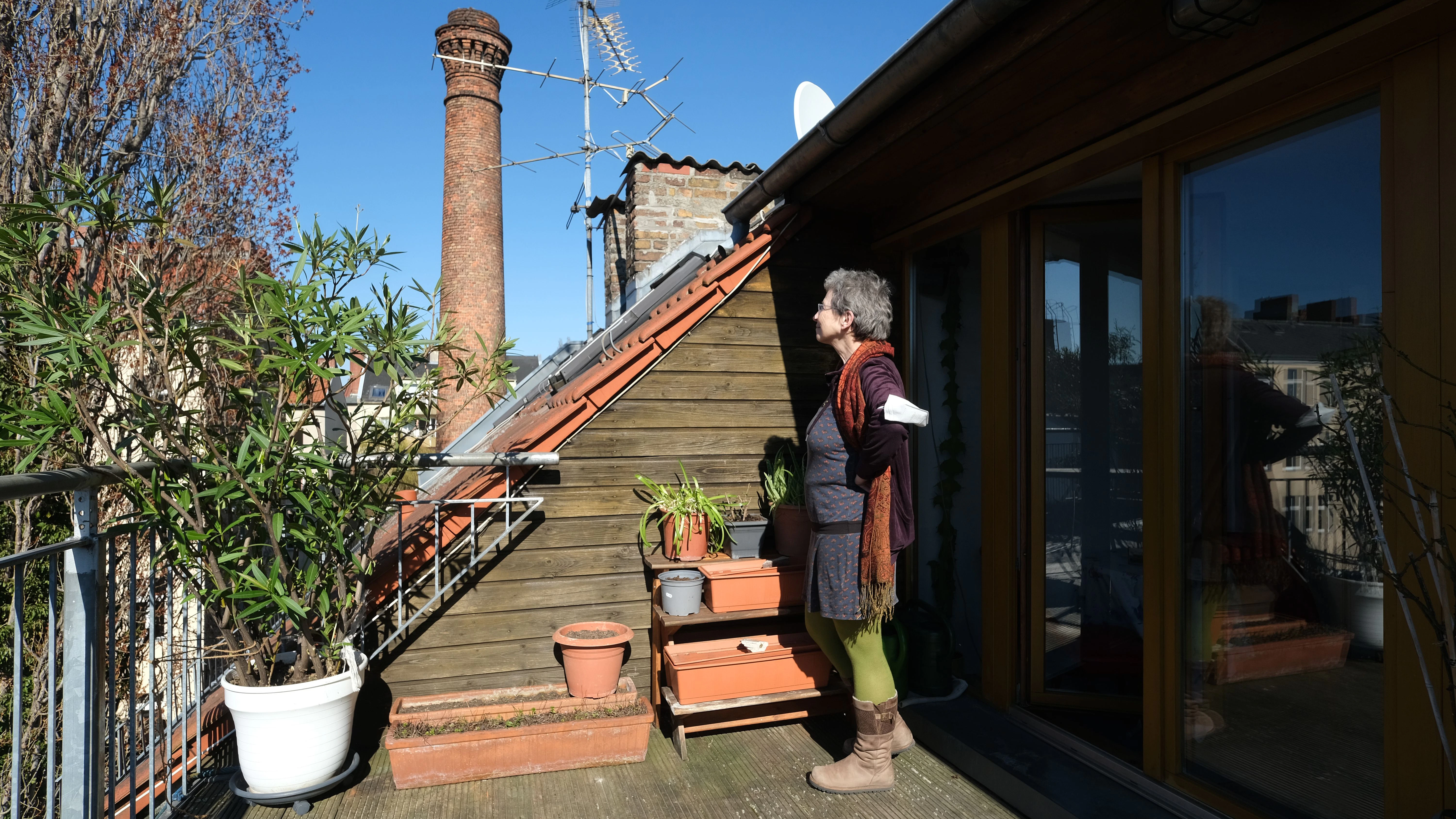 Christine Ziegler blickt von der Dachterrasse über das ehemalige Fabrikgelände. Das Idyll hier oben dürfen alle Hausbewohner nutzen.