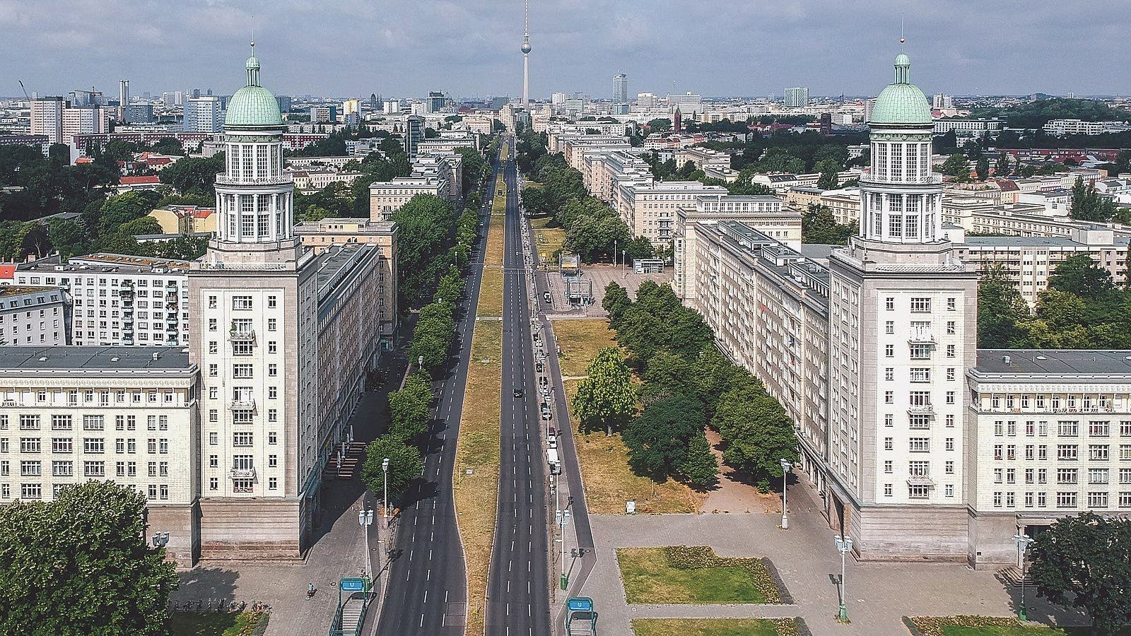 Vom Frankfurter Tor, vorne im Foto, bis zum Strausberger Platz erstrecken sich die Stalinbauten. Der Turmaufsatz links ist übrigens bewohnt.