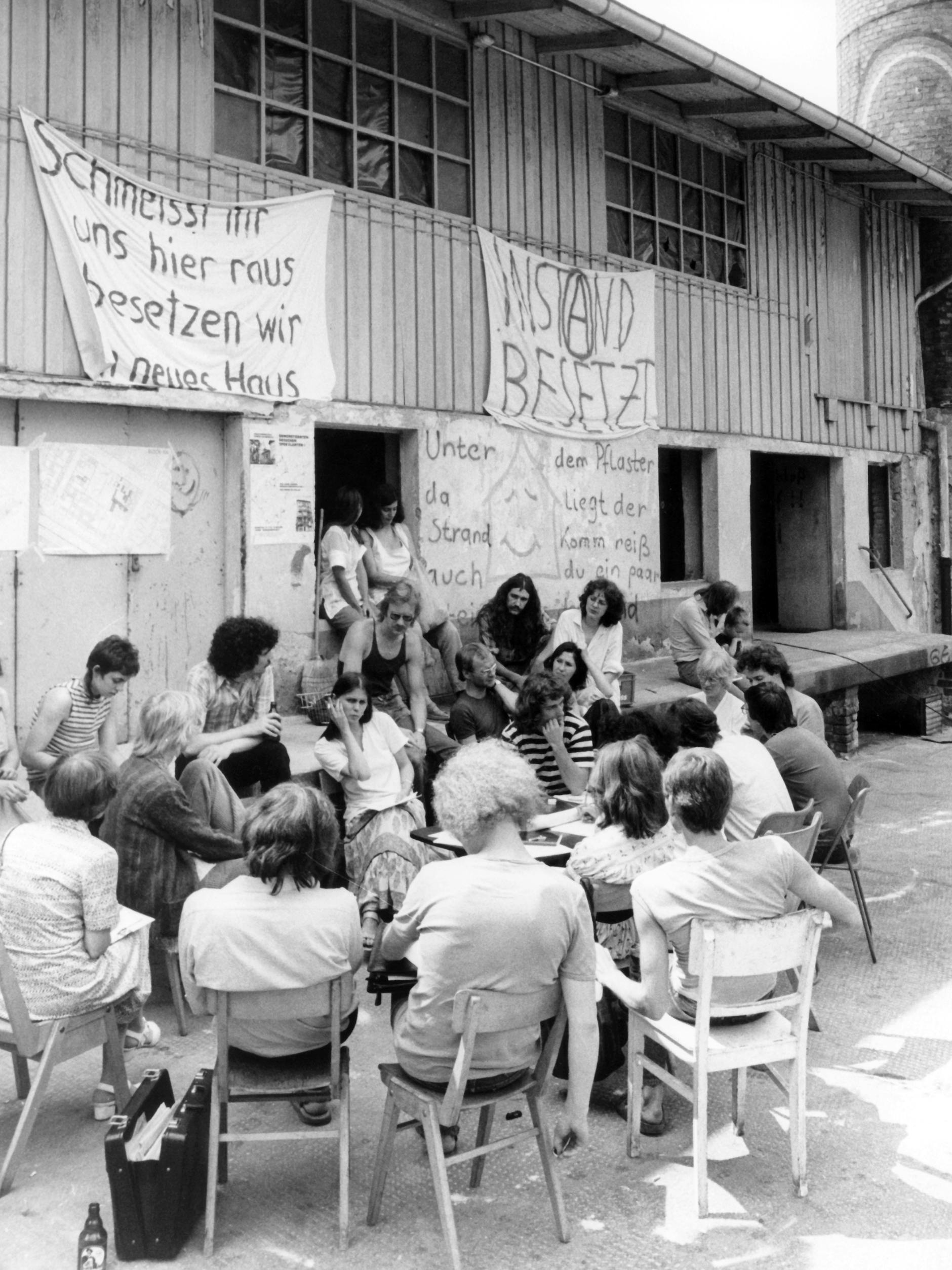 Lausitzer Straße 22/23, Juli 1981: Instandbesetzer der ersten Stunde beraten, wie es mit ihrem Wohnprojekt Regenbogenfabrik weitergehen soll.