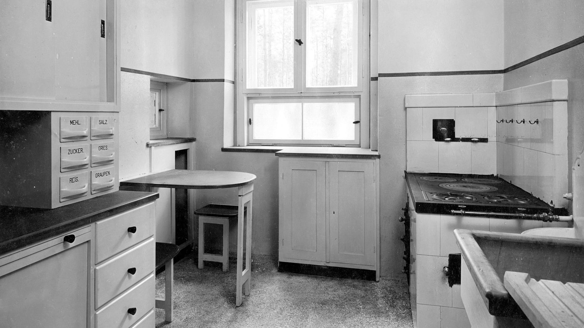 Herd, Mehrzweckschrank, Klapptisch: Bruno Taut und Franz Hillinger entwickelten die „Gehag-Küche“ für die Waldsiedlung Zehlendorf.