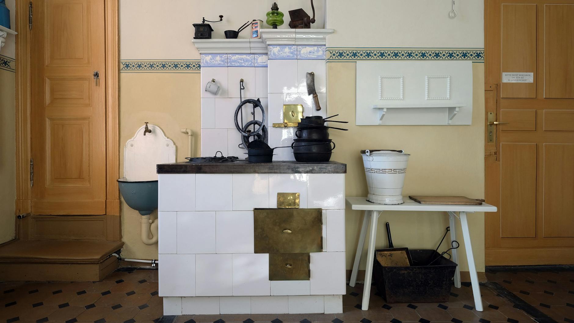 Damals eine Erleichterung, heute wäre sie eine Zumutung. Diese schicke Berliner Kochmaschine steht im Museum Pankow.