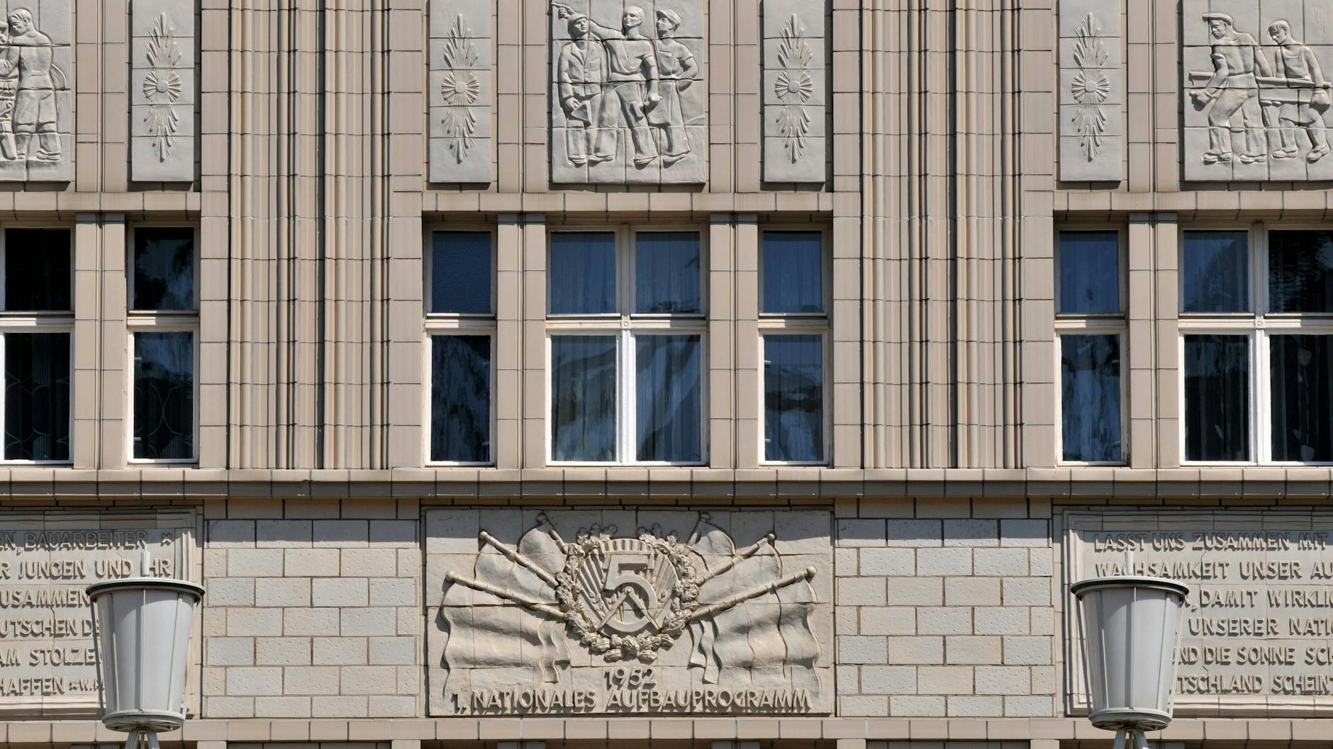 Historisierende Fassaden schmücken den ersten Bauabschnitt im Rahmen des Nationalen Aufbauprogramms 1952 an der damaligen Stalinallee.