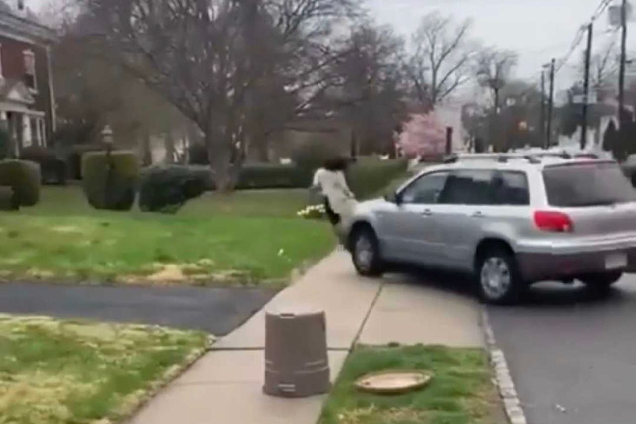 Die junge Frau rennt panisch schreiend in einen Vorgarten, verfolgt von dem SUV-Fahrer.