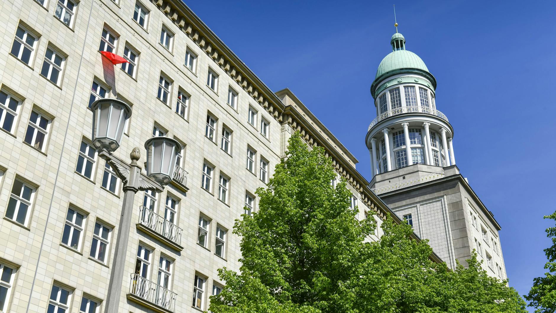 Im Stil des Sozialistischen Klassizismus sind die Stalinbauten errichtet worden. Die Fassaden tragen Meißner Keramik des ehemaligen VEB „Max Dietel“.