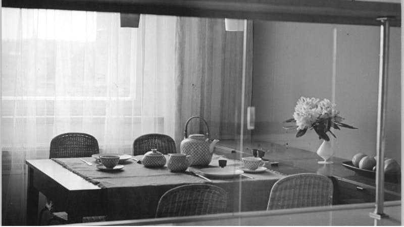 Eine Besonderheit des Plattenbautyps P2 war eine Durchreiche von der Küche in den Wohnraum – hier die Essecke in einer Musterwohnung 1965.