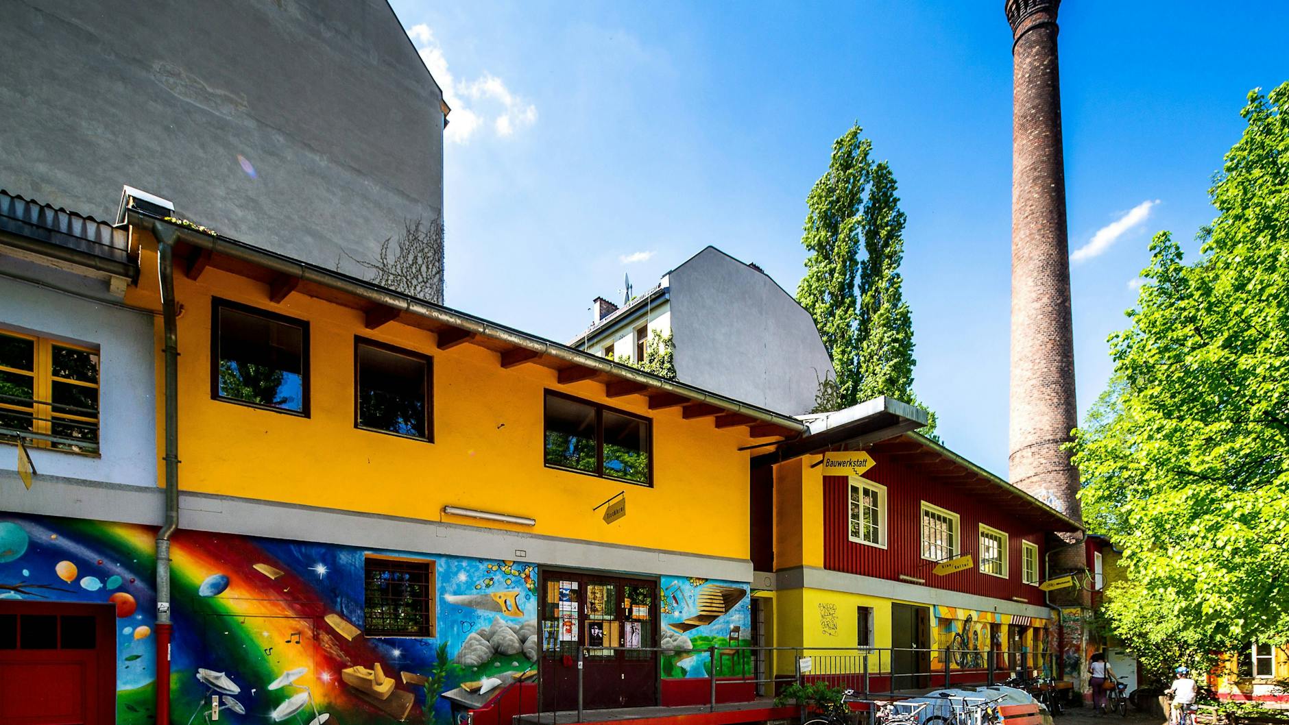 Das Wohnprojekt Regenbogenfabrik besteht aus einem Mietshaus und diesem Gebäude, in dem sich inzwischen ein Kino, eine Fahrrad- und eine Holzwerkstatt sowie ein Hostel befinden.