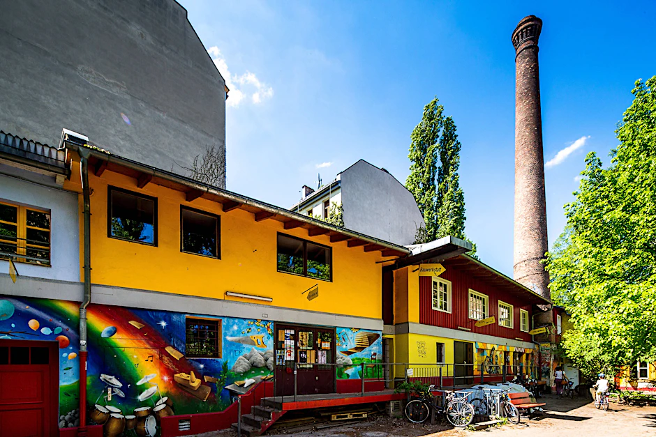 Das Wohnprojekt Regenbogenfabrik besteht aus einem Mietshaus und diesem Gebäude, in dem sich inzwischen ein Kino, eine Fahrrad- und eine Holzwerkstatt sowie ein Hostel befinden.